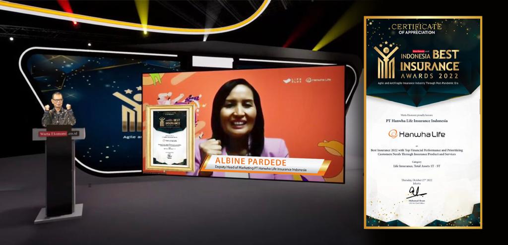 Deputy Head of Marketing Hanwha Life Insurance Indonesia, Albine Pardede menerima Indonesia Best Insurance Awards 2022 dari Warta Ekonomi.