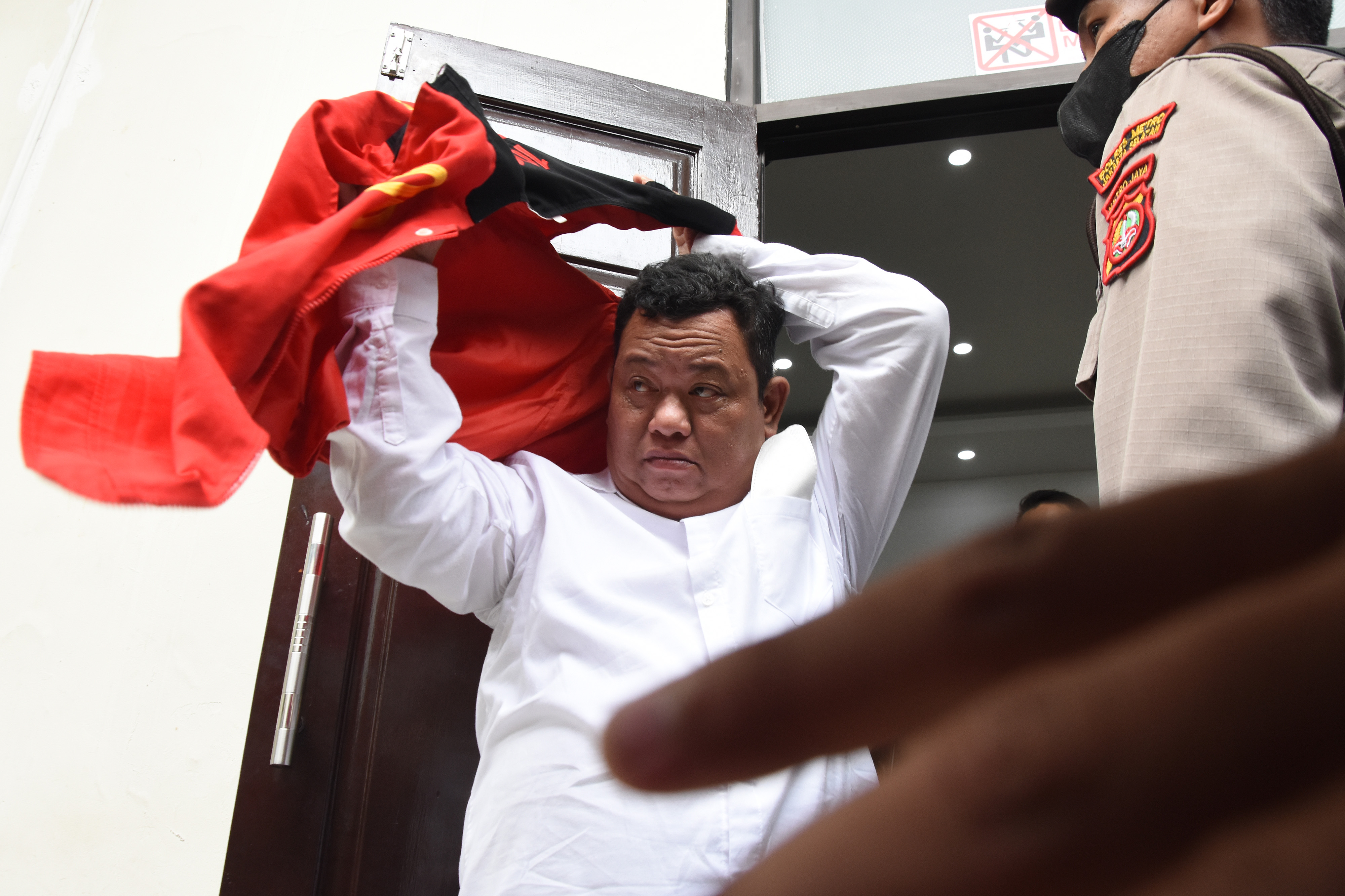 Terdakwa Kuat Maruf mengenakan rompi tahanan seusai menjalani sidang kasus pembunuhan Brigadir J.