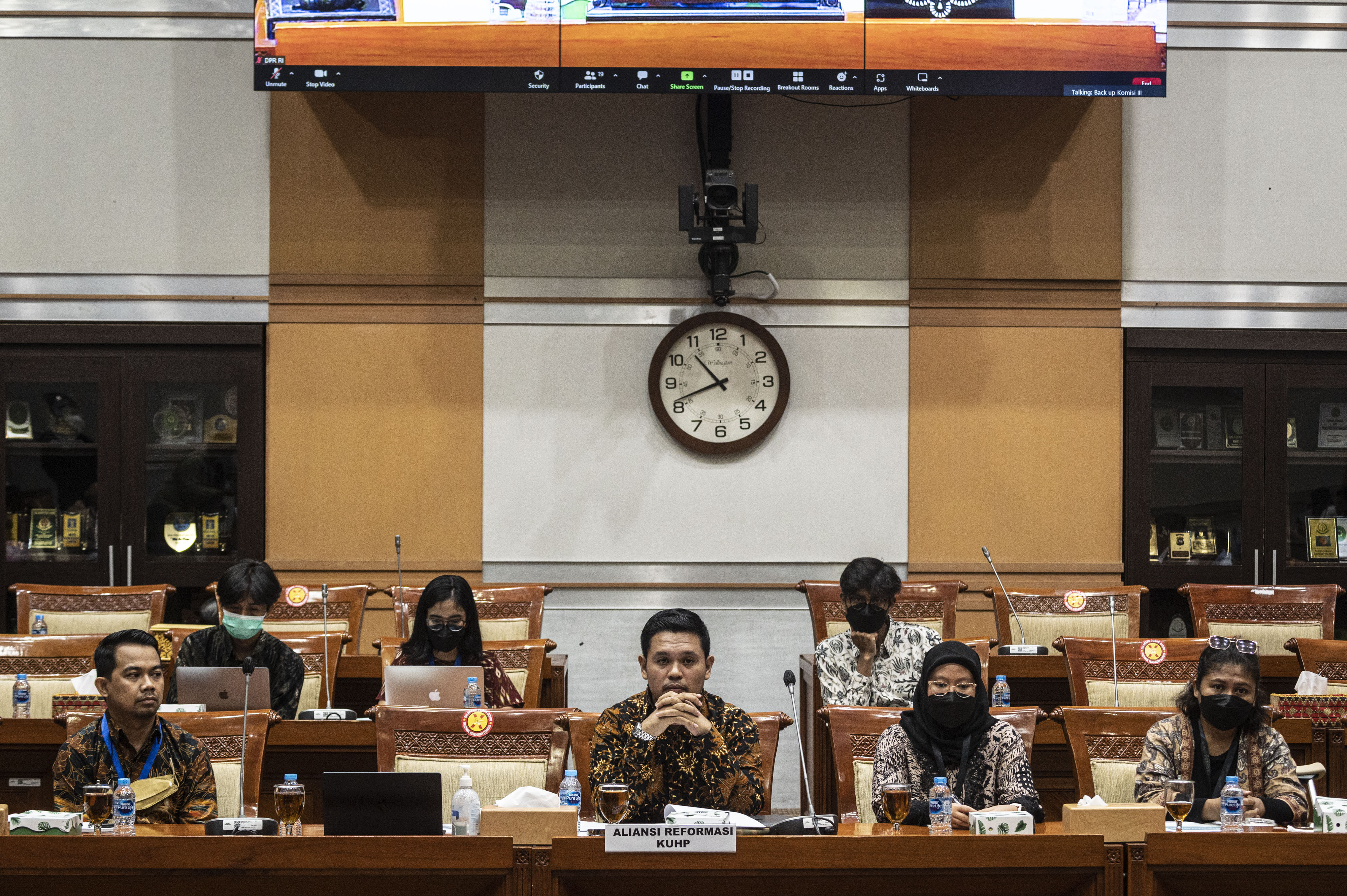 Perwakilan Aliansi Reformasi KUHP Eramus mengikuti rapat dengar pendapat umum (RDPU) dengan Komisi III DPR di Kompleks Parlemen.