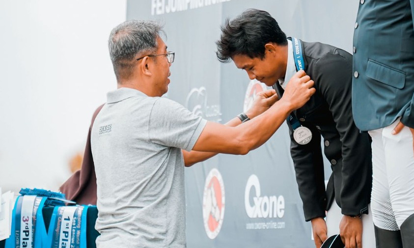 Atlet berkuda dari Universitas Nusa Mandiri (UNM), Dirga Wira Ramadan Saputra berhasil menjadi Juara 2 Great Champion 115 cm