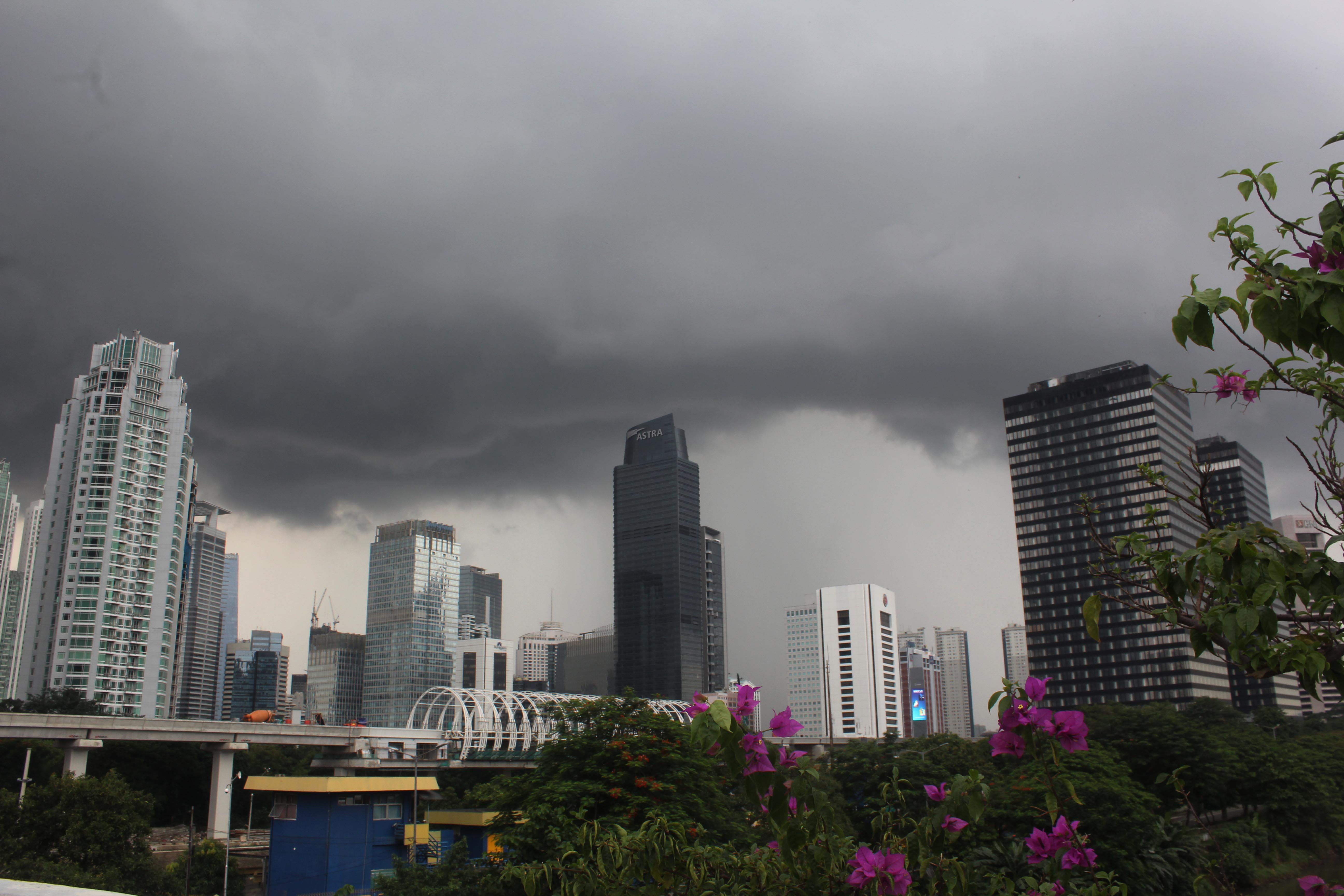 Awan mendung memenuhi langit di wilayah Jakarta.
