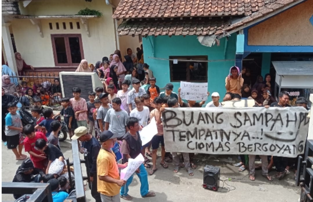 Warga Desa Ciomas, Kecamatan Bantarkawung, Kabupaten Brebes, Jawa Tengah, berdemontrasi di depan Balai Desa setempat, Jumat (18/11).