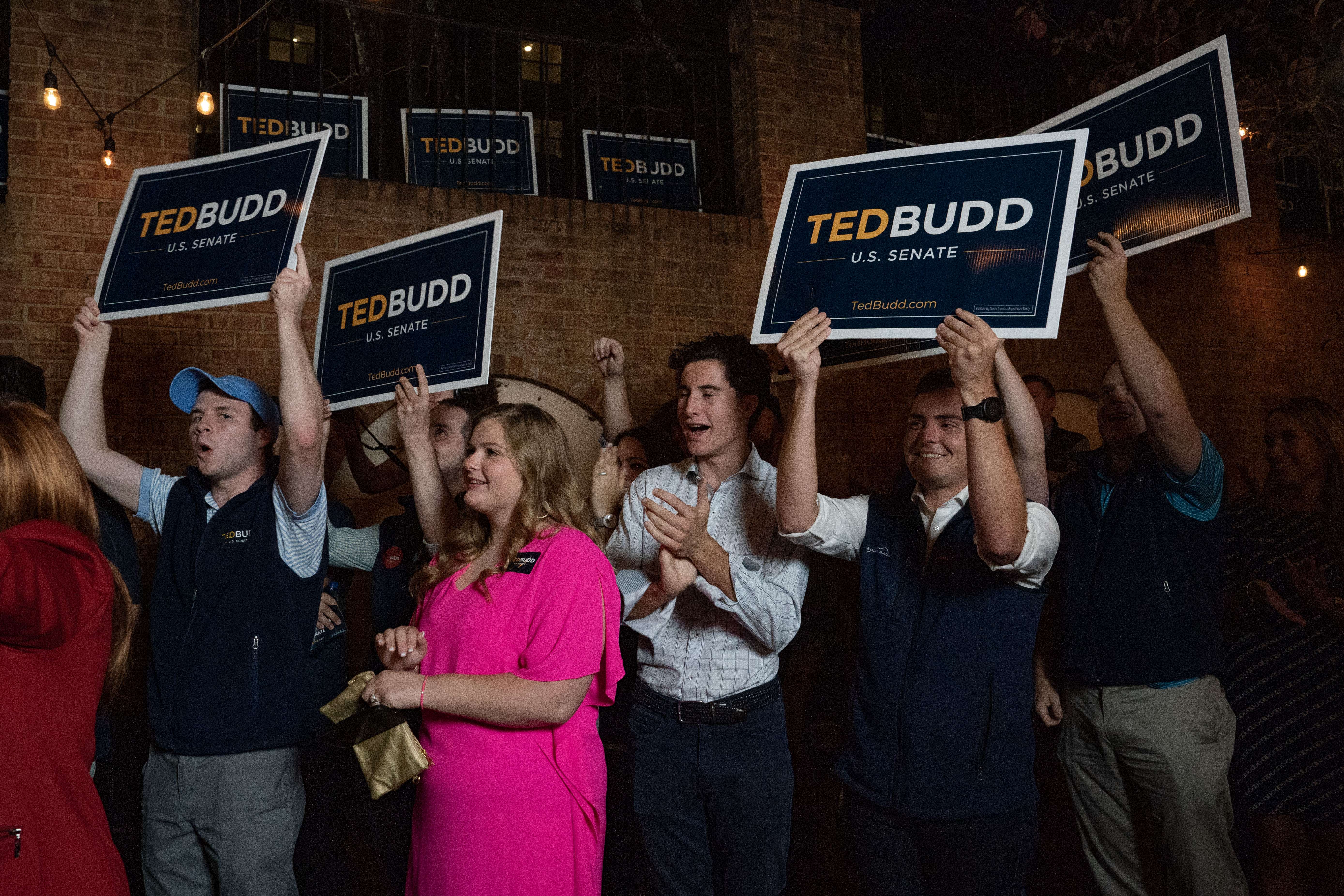 Pendukung salah satu kandidat Senator AS saat ambil bagian dalam kampanye.