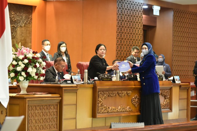 Anggota DPR RI Lisda Hendrajoni saat menyerahkan pandangan F-NasDem saat Rapat Paripurna. 