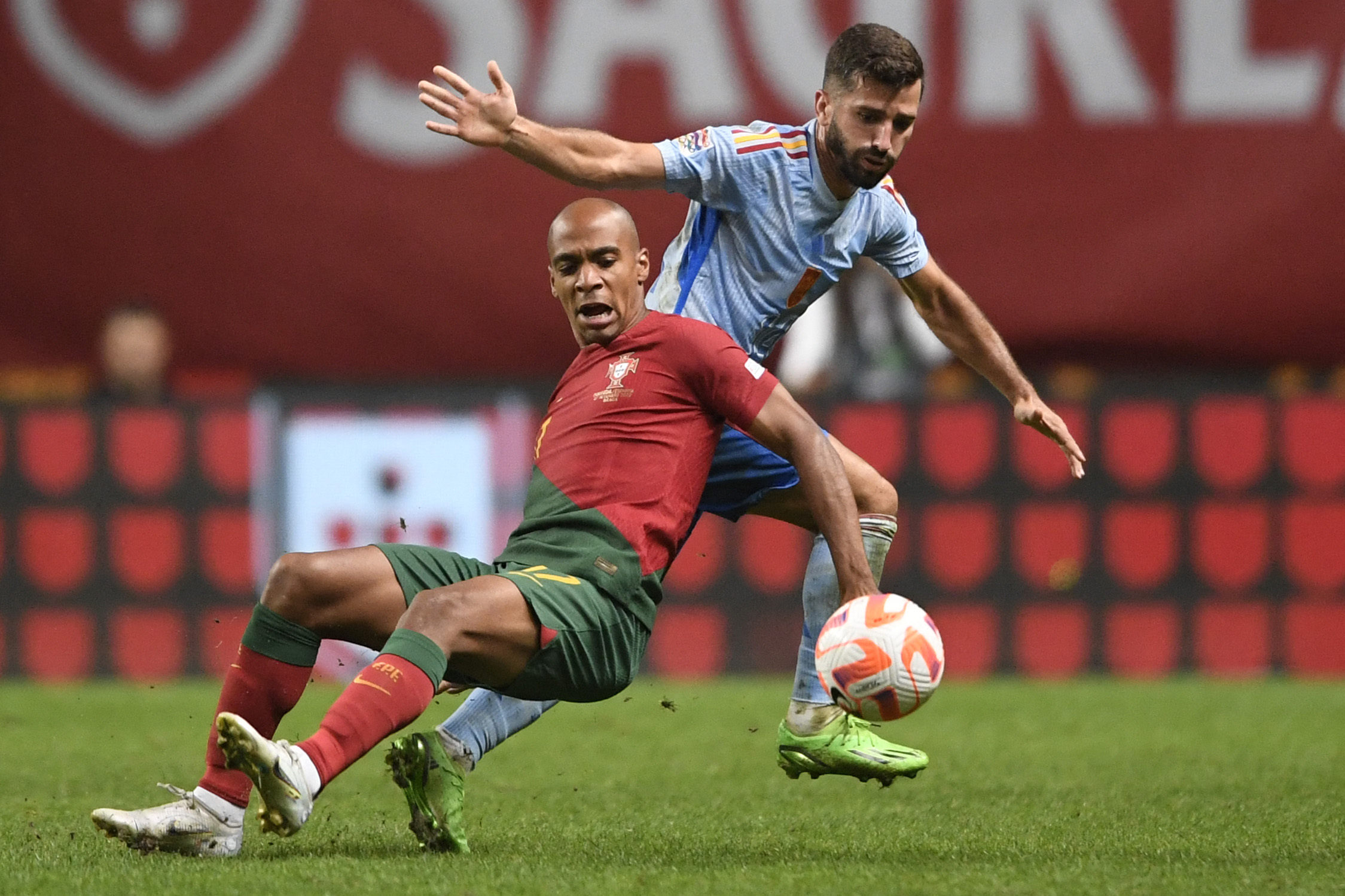 Bek Valencia Jose Luis Gaya Pena (kiri) terpaksa absen memperkuat timnas Spanyol pada Piala Dunia 2022 lantaran cedera.