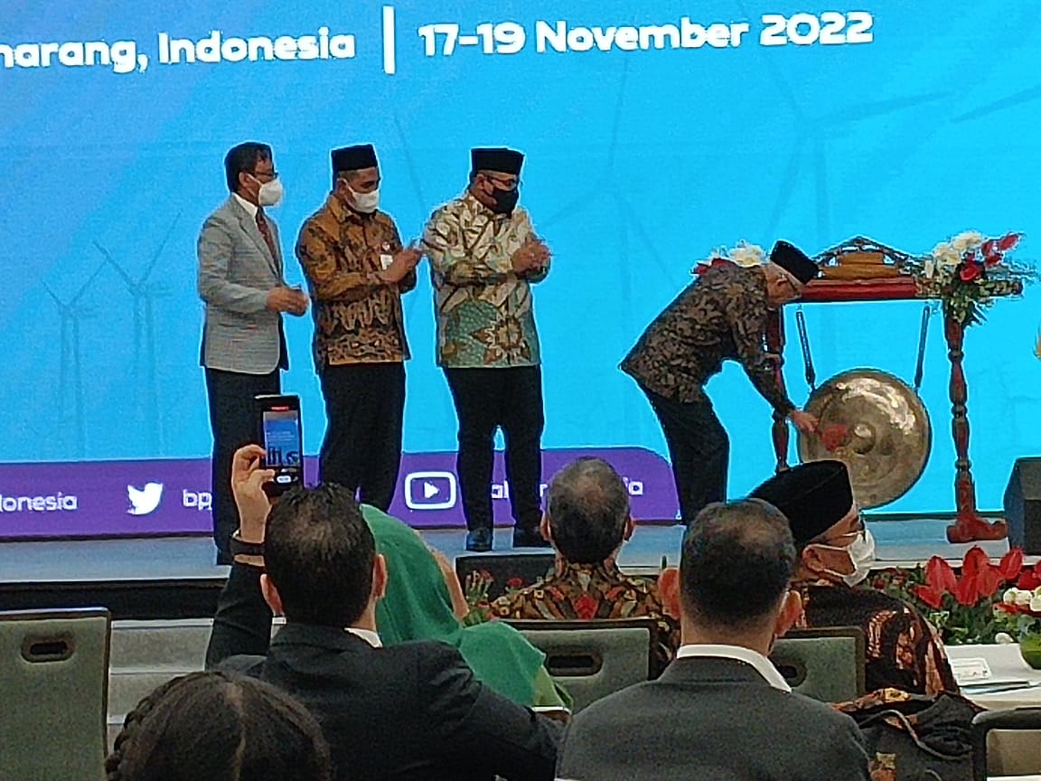 Wakil Presiden KH Ma'ruf Amin membuka pertemuan Halal 20 di Semarang