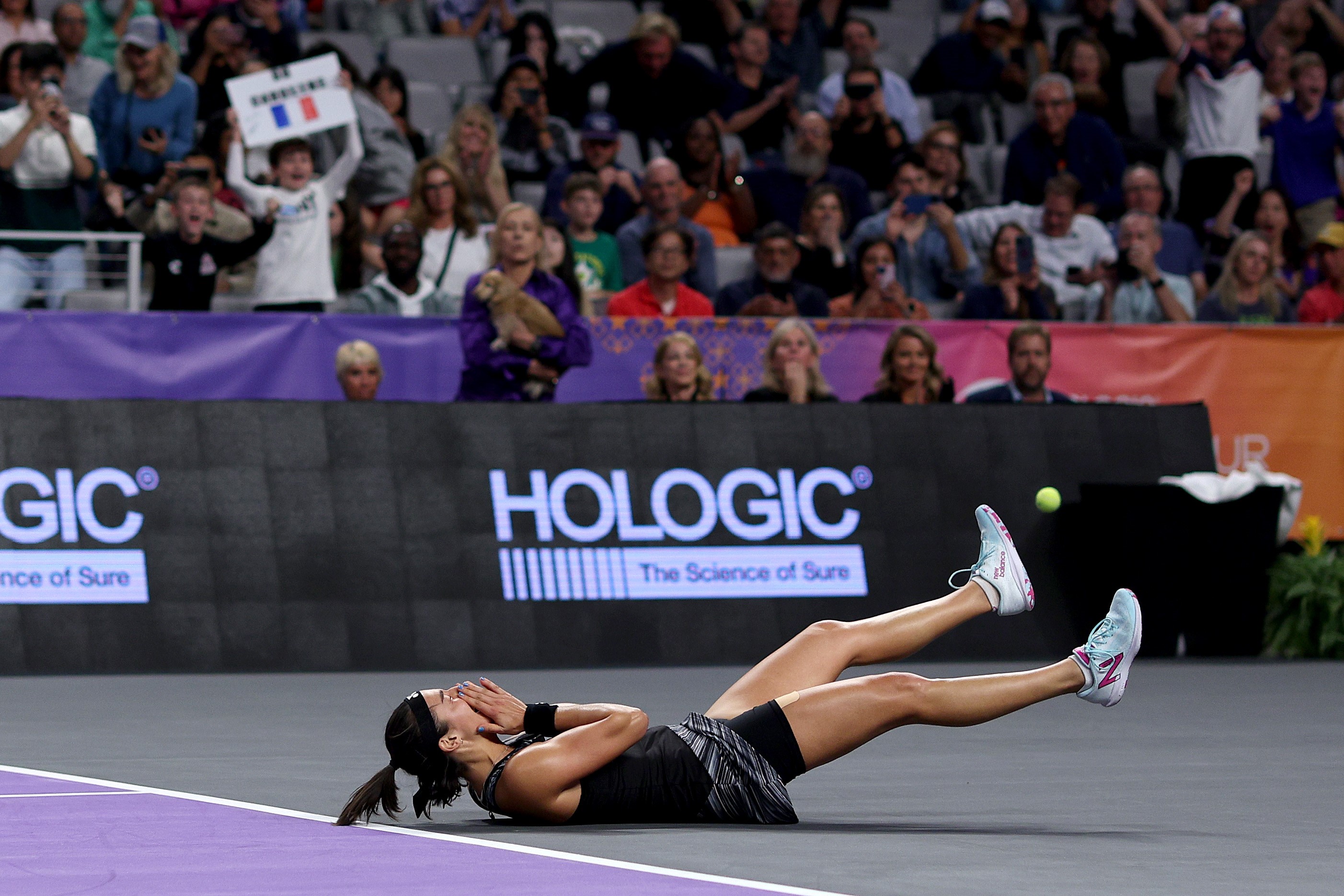 Aksi selebrasi petenis Prancis Caroline Garcia setelah menumbangkan Aryna Sabalenka dari Belarus pada babak final laga WTA Finals 2022.