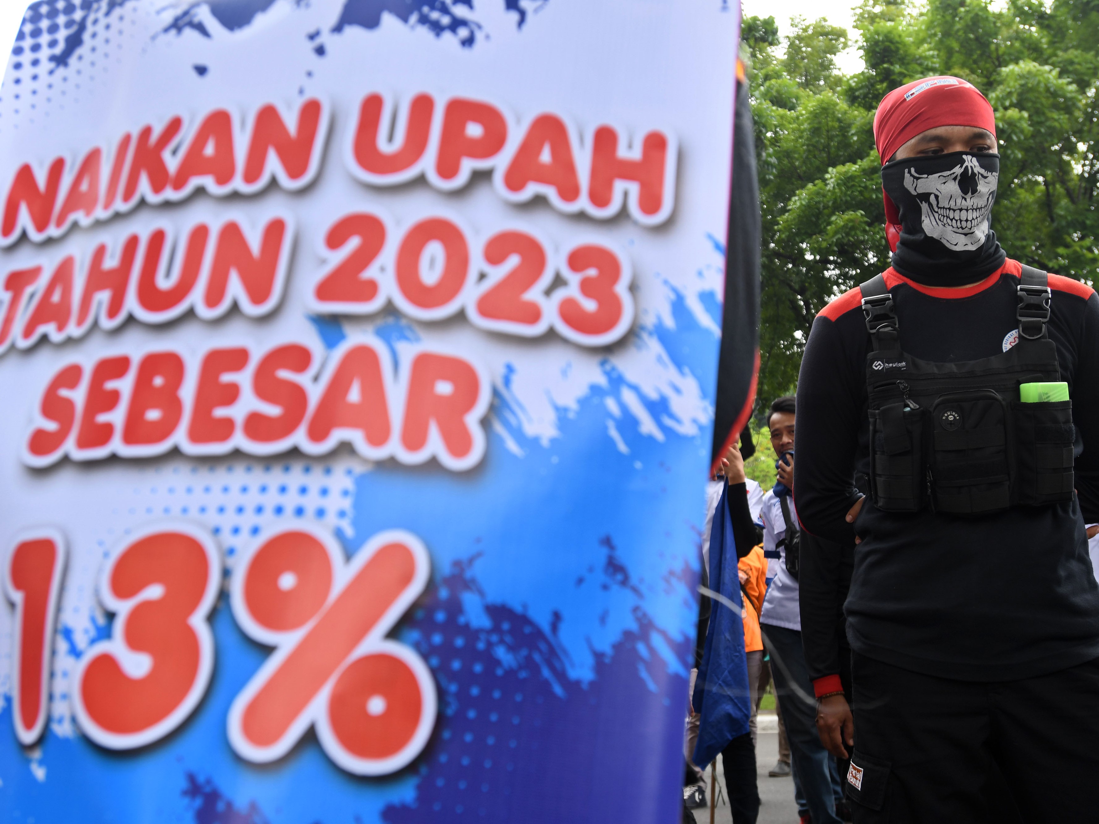 Buruh berunjuk rasa di depan Balai Kota DKI Jakarta, Jakarta, Rabu (21/9/2022).