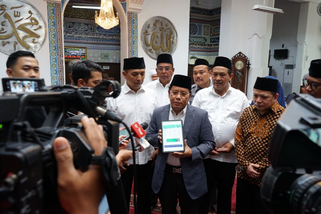Direktur Jenderal Bimas Islam, Kementerian Agama, Kamaruddin Amin (jas abu-abu).