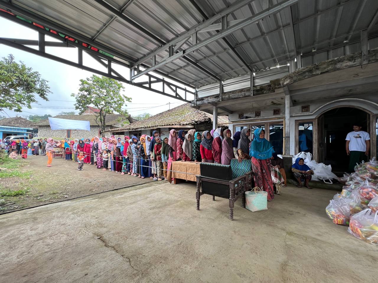 Warga mengantri saat UKM Sahabat Sandi menggelar Bazar Sembako Murah di Dusun Pengkol, Kabupaten Magelang, Jateng, Jumat (25/11