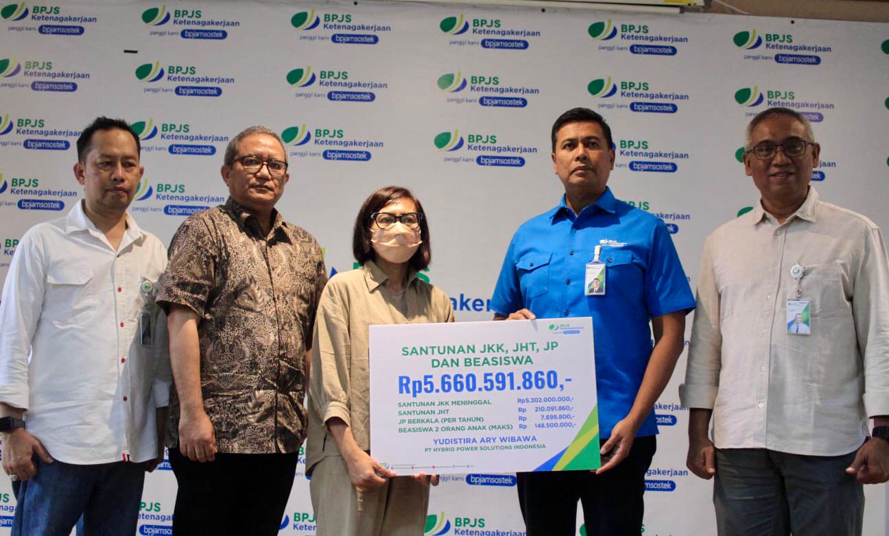 BPJS Ketenagakerjaan menyerahkan santunan kepada keluarga tenaga kerja yang meninggal dunia