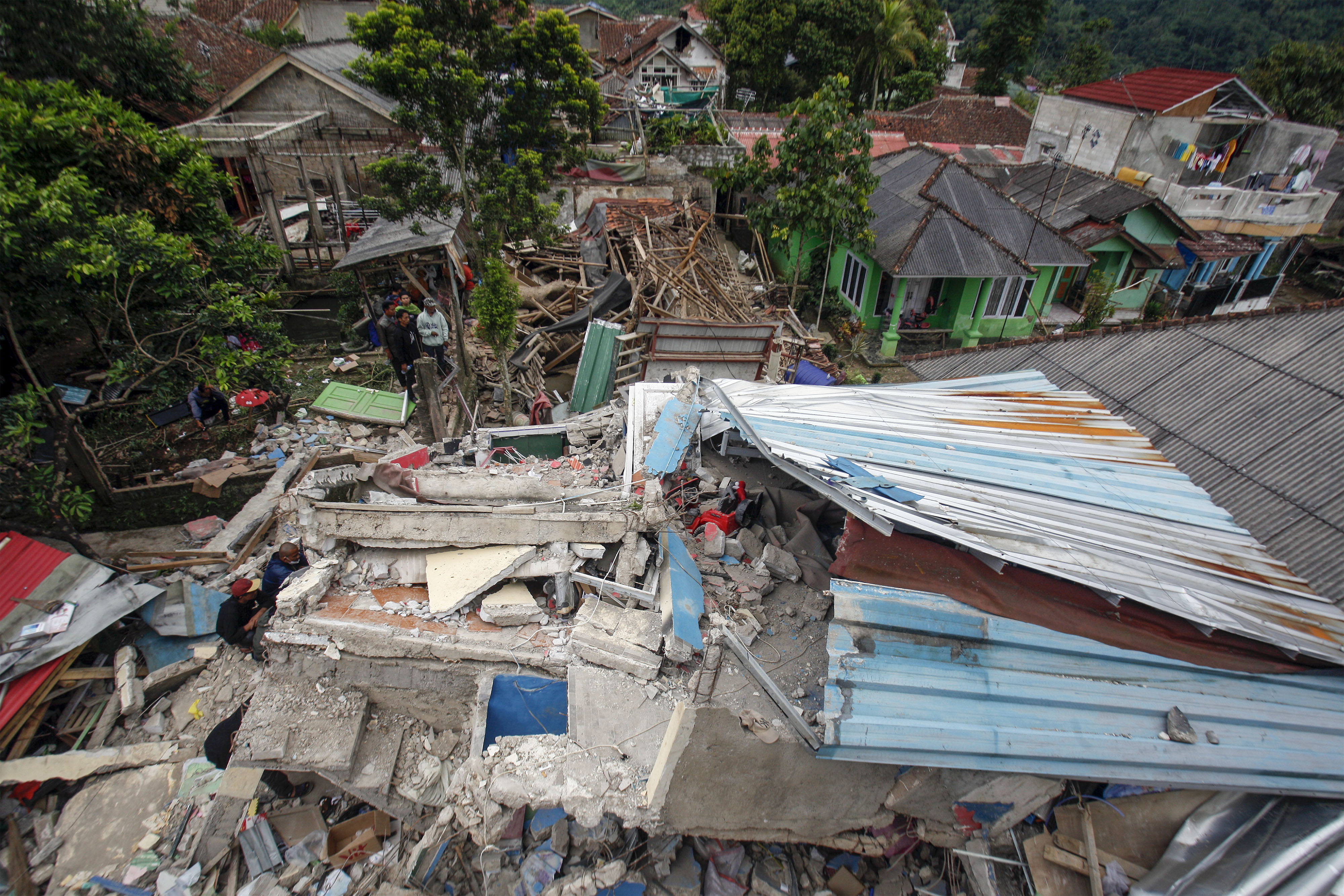 Sejumlah bangunan rumah ambruk akibat gempa di Desa Cibereum Keler, Cugenang, Kabupaten Cianjur, Jawa Barat, Selasa (22/11).
