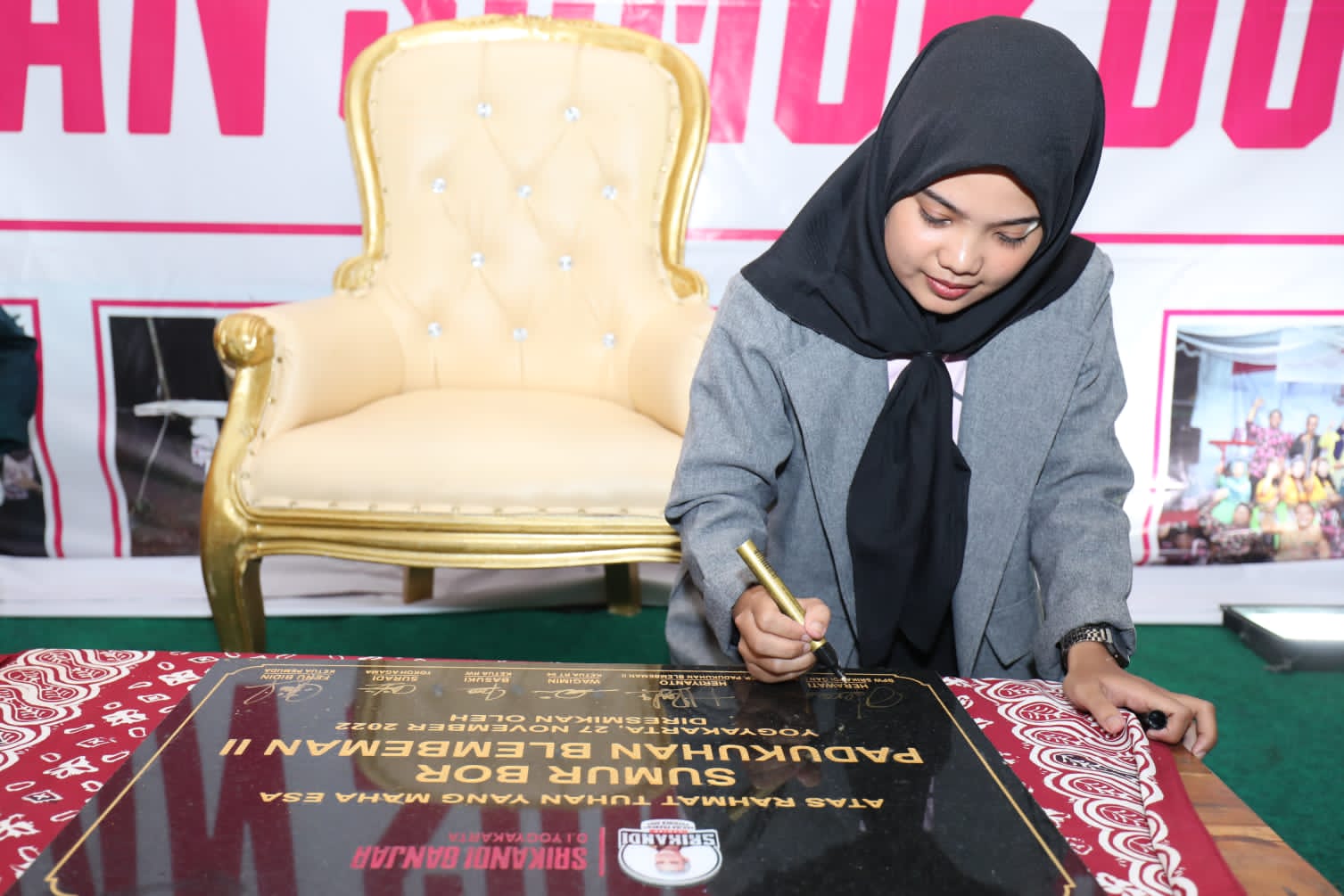 Korwil Srikandi Ganjar DIY Herrawati menandatangani prasasti bantuan sumur bor bagi warga di Padukuhan Blembeman 1 dan 2, Gunungkidul,DIY