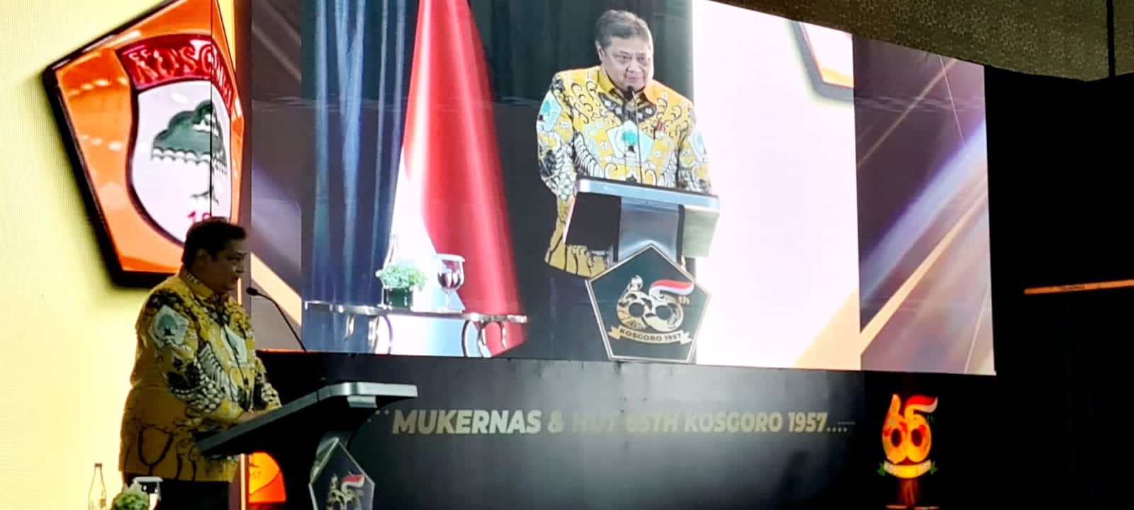 Ketua Umum DPP Golkar Airlangga Hartarto memberi pemaparan dalam Mukernas dan HUT 65TH Kosgoro 1957 di Bandung, Minggu (27/11). 