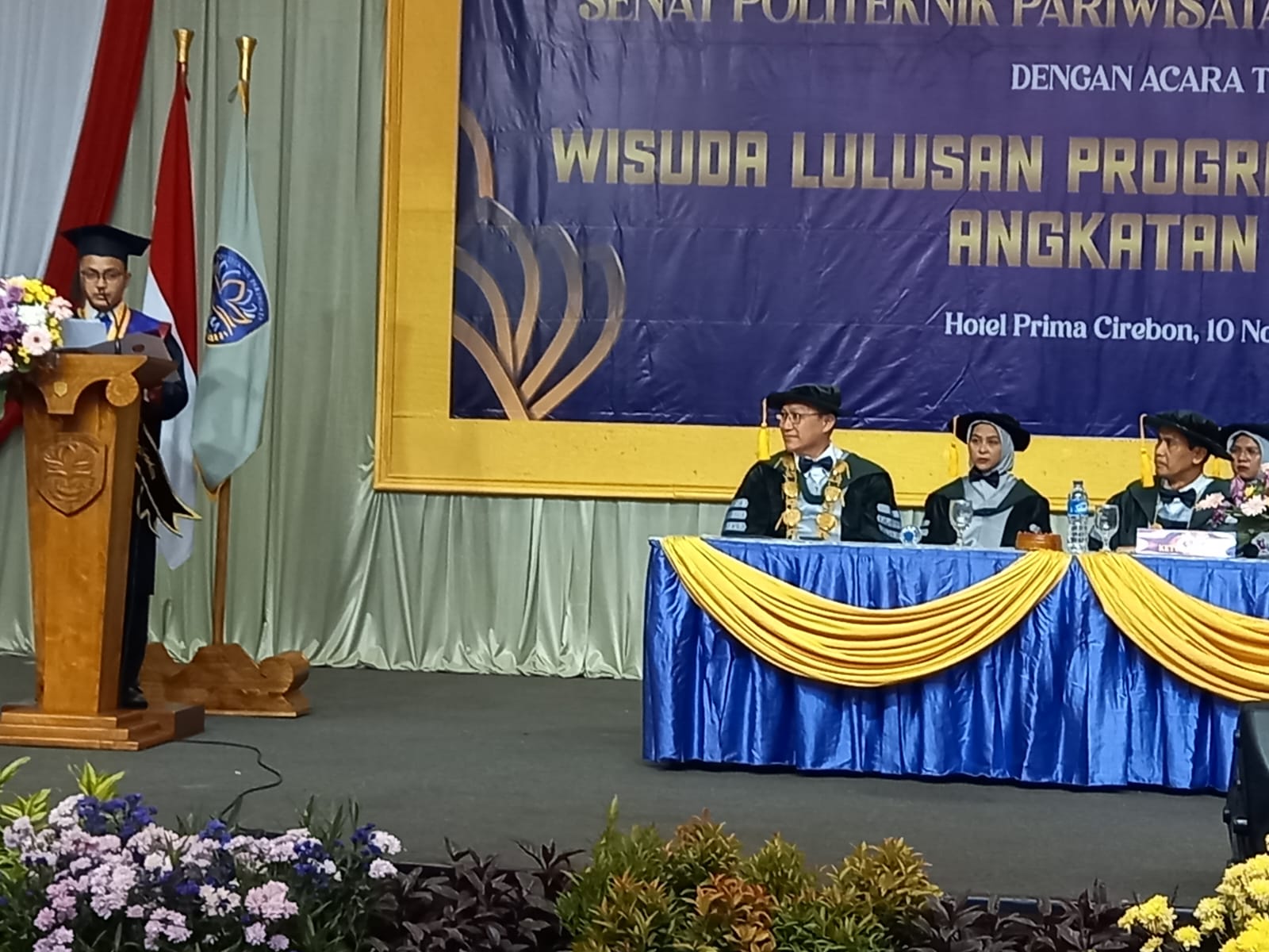 Wisudawan terbaik Poltekpar Prima Internasional Akbar Syaefullah tampil di podium mewakili para wisudawan di Cirebon, Jabar, Kamis (11/10). 