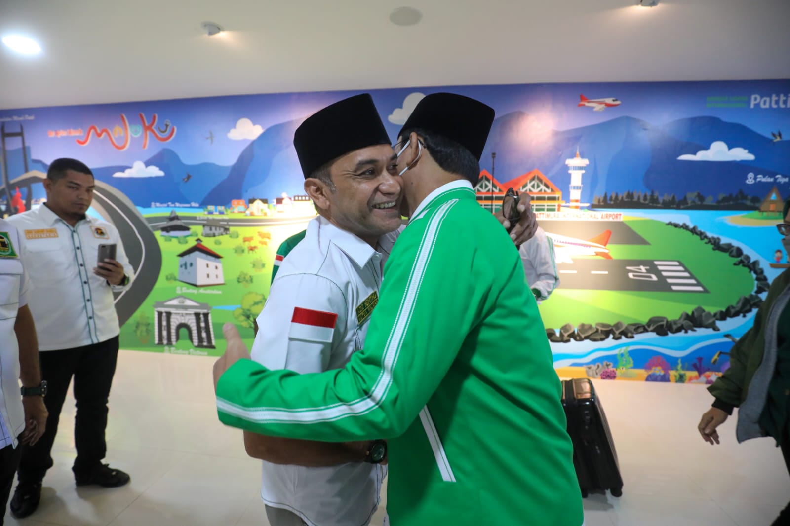 Plt Ketua Umum Partai Persatuan Pembangunan Muhamad Mardiono (baju hijau) saat mengunjungi kantor sekretariat DPW Maluku, Kamis (3/11/2022)