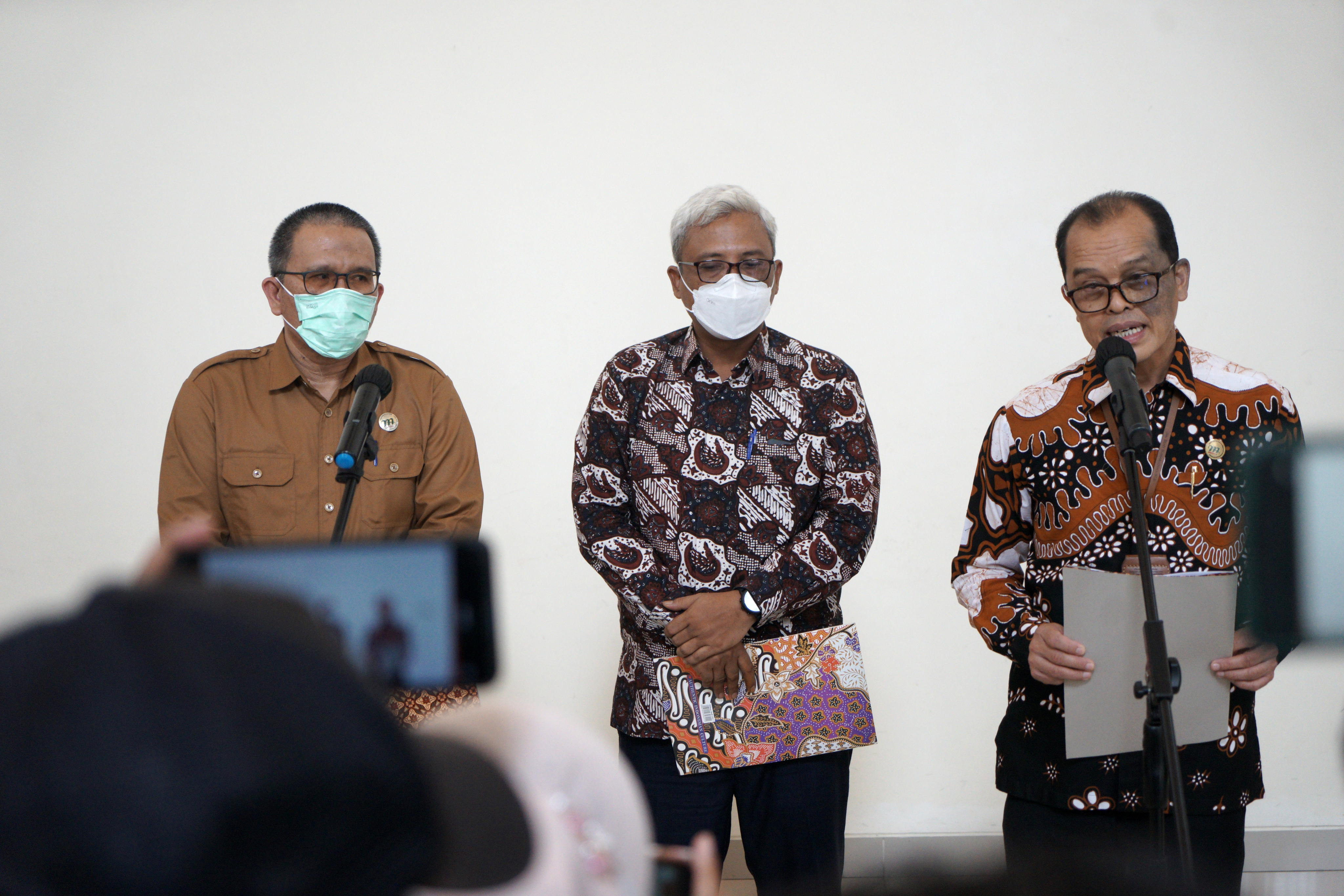 Plh Asisten Sekda DIY Bidang Pemerintahan dan Administrasi Umum, Beny Suharsono (kanan), Kadis Nakertrans Aria Nugrahadi (tengah) saat Jumpa