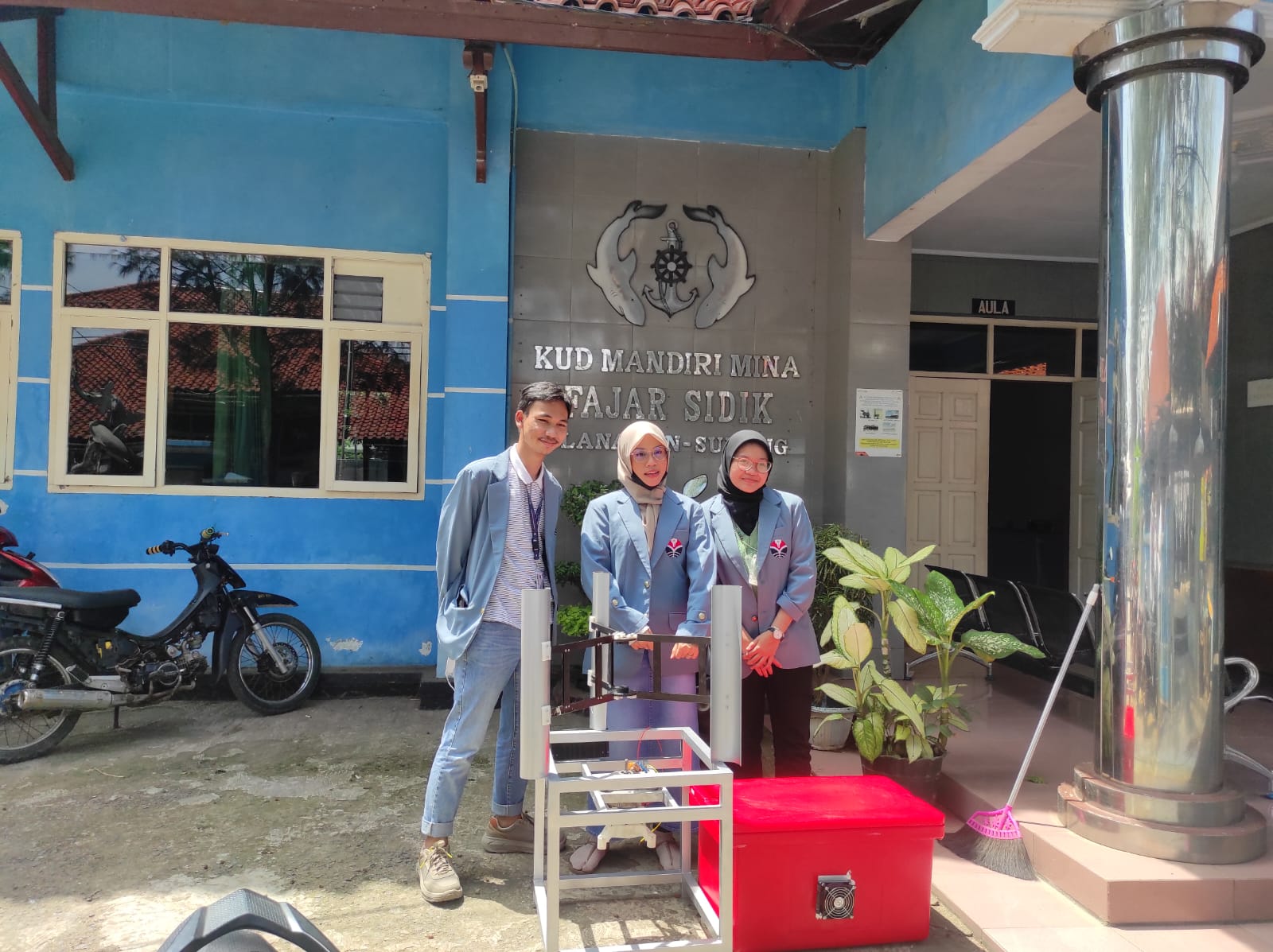 Tim mahasiswa UPI saat melakukan pengujian Coolbox termoelektrik atau alat pendingin ikan bertenaga angin kapal nelayan