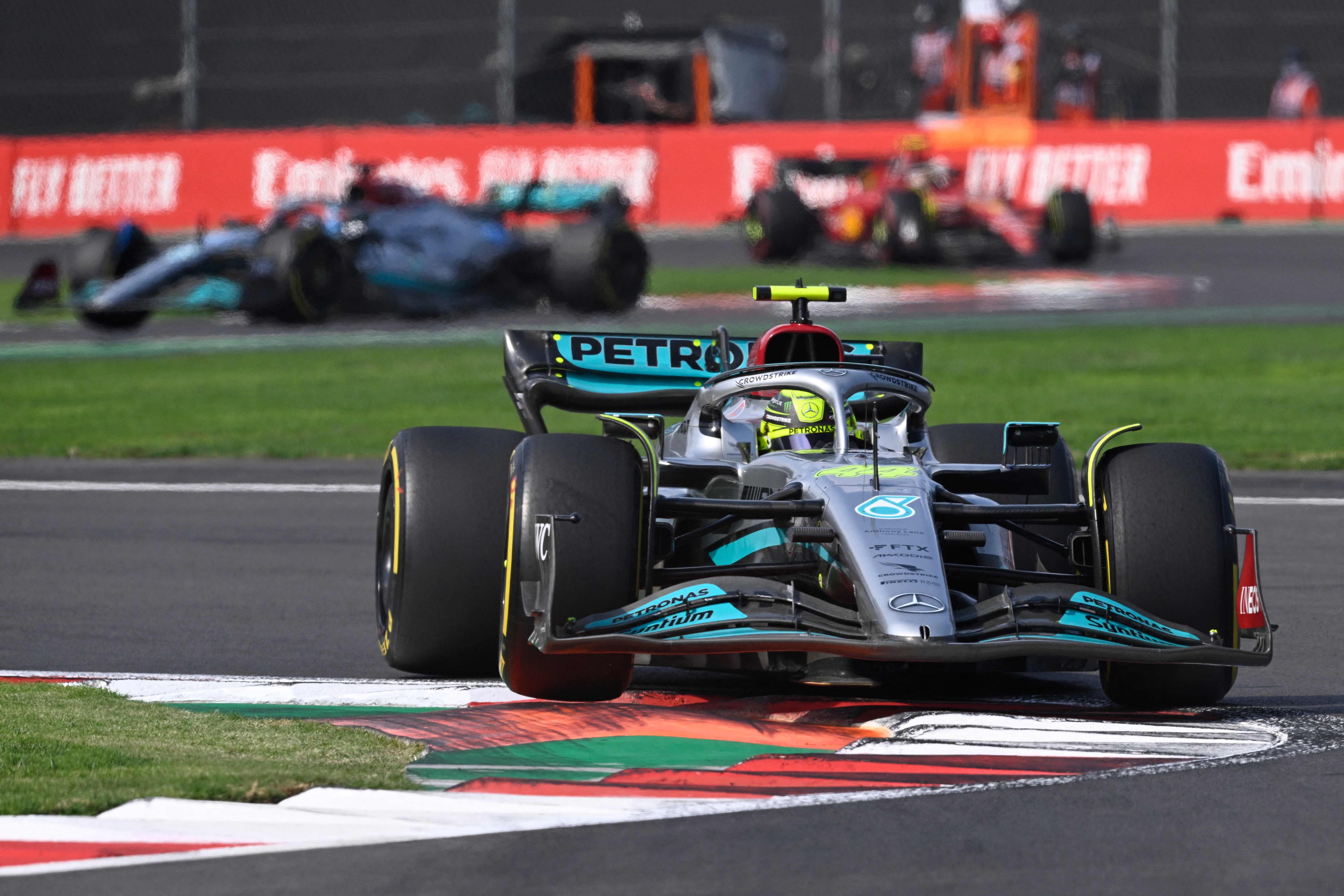 Pembalap Mercedes Lewis Hamilton saat tampil di GP Meksiko