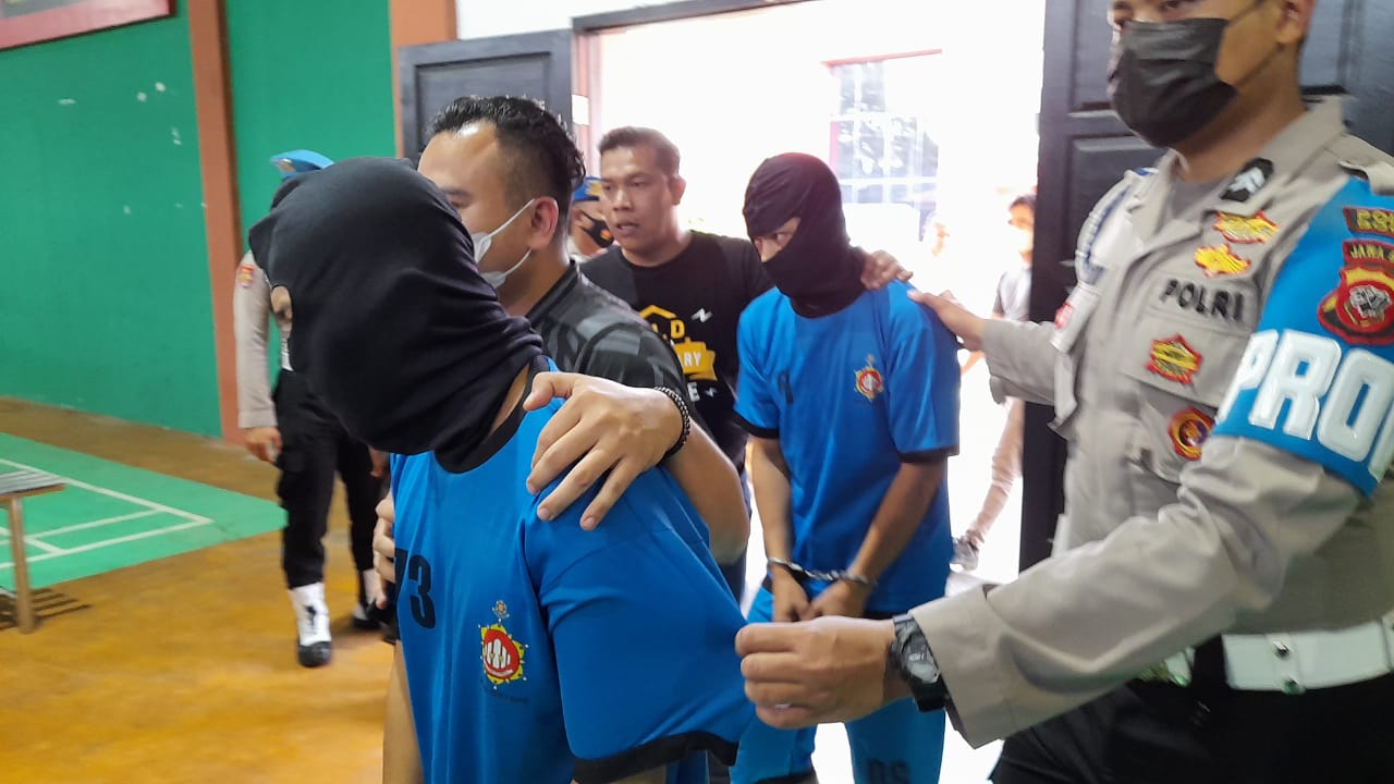 Dua pelaku perdagangan owa jawa