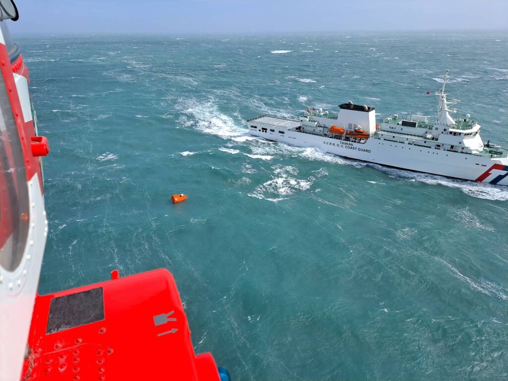 Korps Lintas Udara dan Penjaga Pantai Taiwan mengerahkan pesawat dan kapal untuk mencari korban tenggelamnya kapal kargo berbendera Panama. 