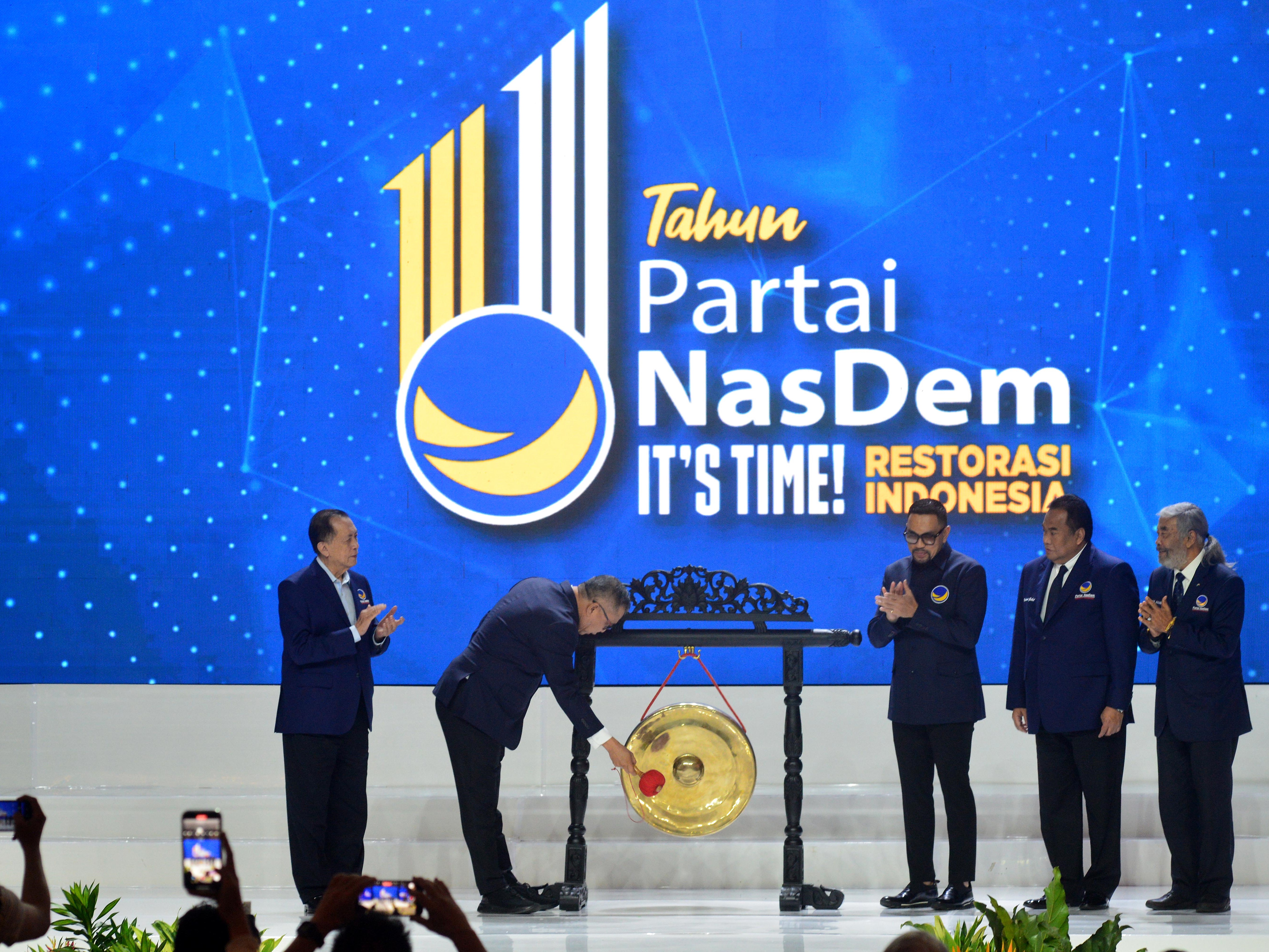 Wakil Ketua Umum Partai NasDem Ahmad Ali (kedua kiri) memukul gong untuk membuka pameran NasDem UMKM Trade Show (NUTS) di JCC Senayan.