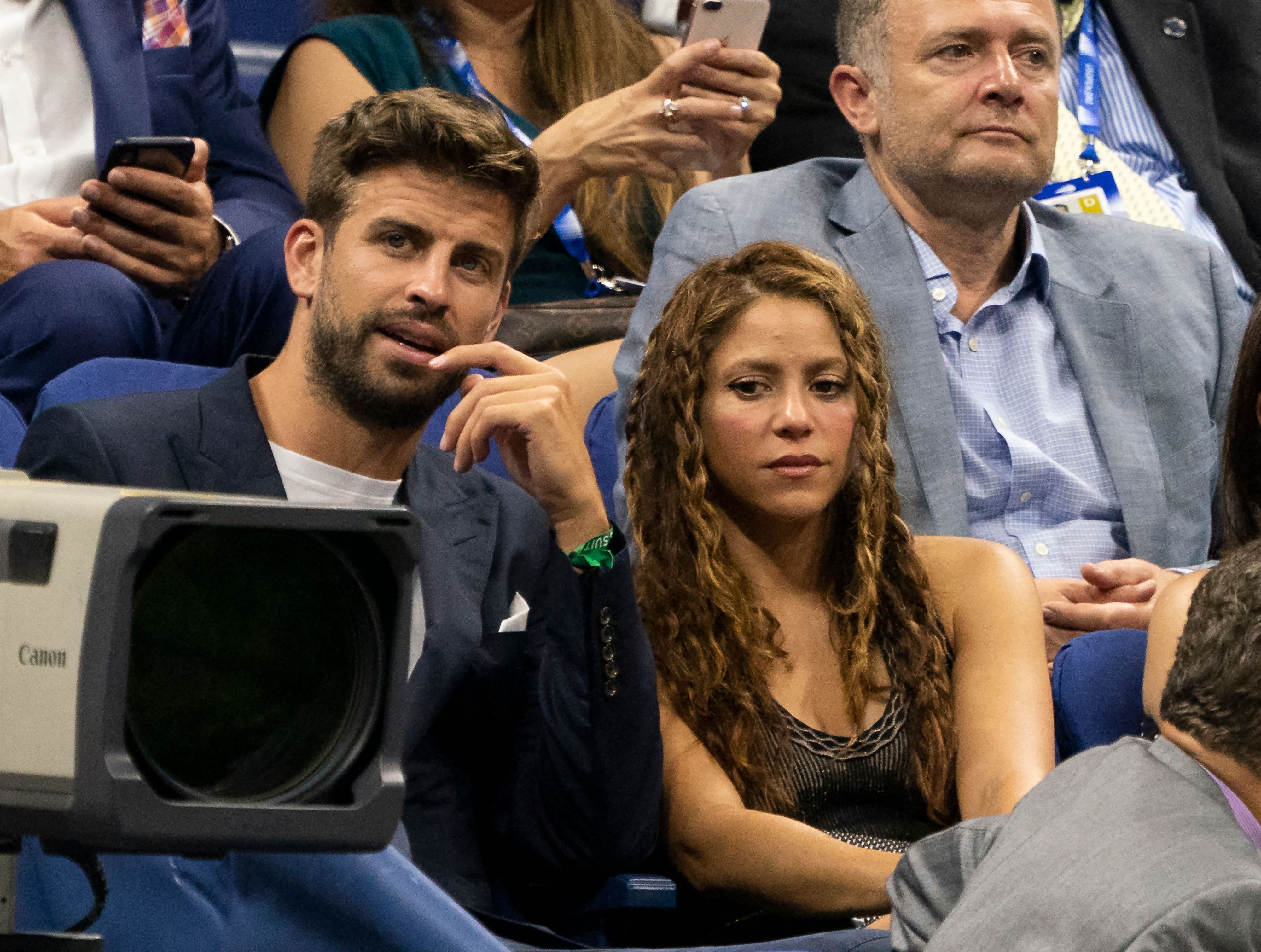 Bek Barcelona Gerard Pique dan kekasihnya Shakira