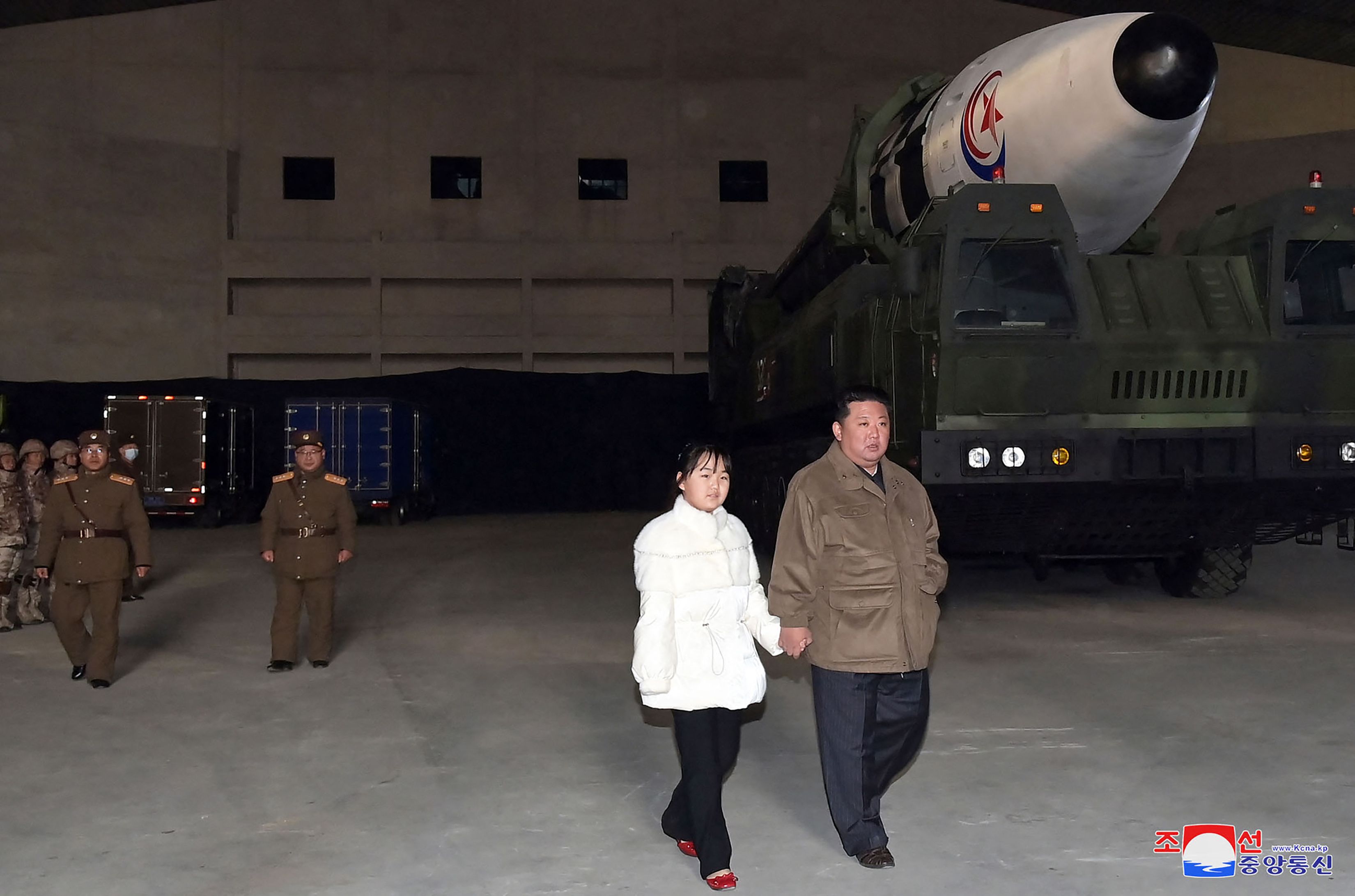 Pemimpin Korea Utara Kim Jong Un bersama putrinya memimpin uji coba rudal balistik.