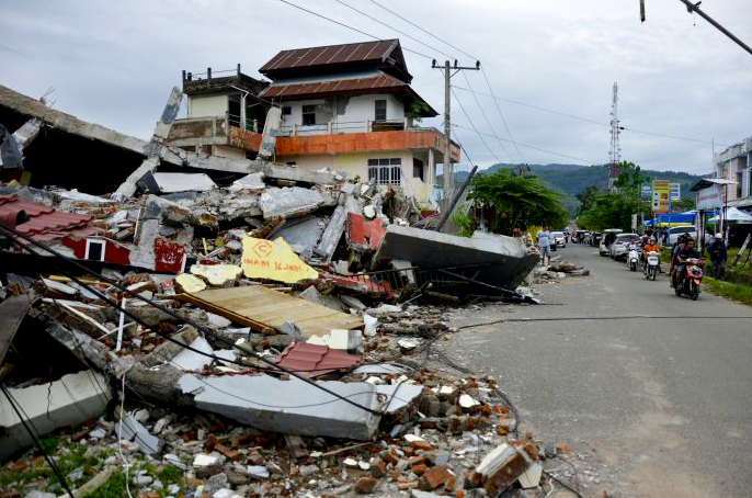 Sebuah rumah rusak terdampak akibat gempa bumi di Kabupaten Mamuju, Sulawesi Barat, tahun lalu.