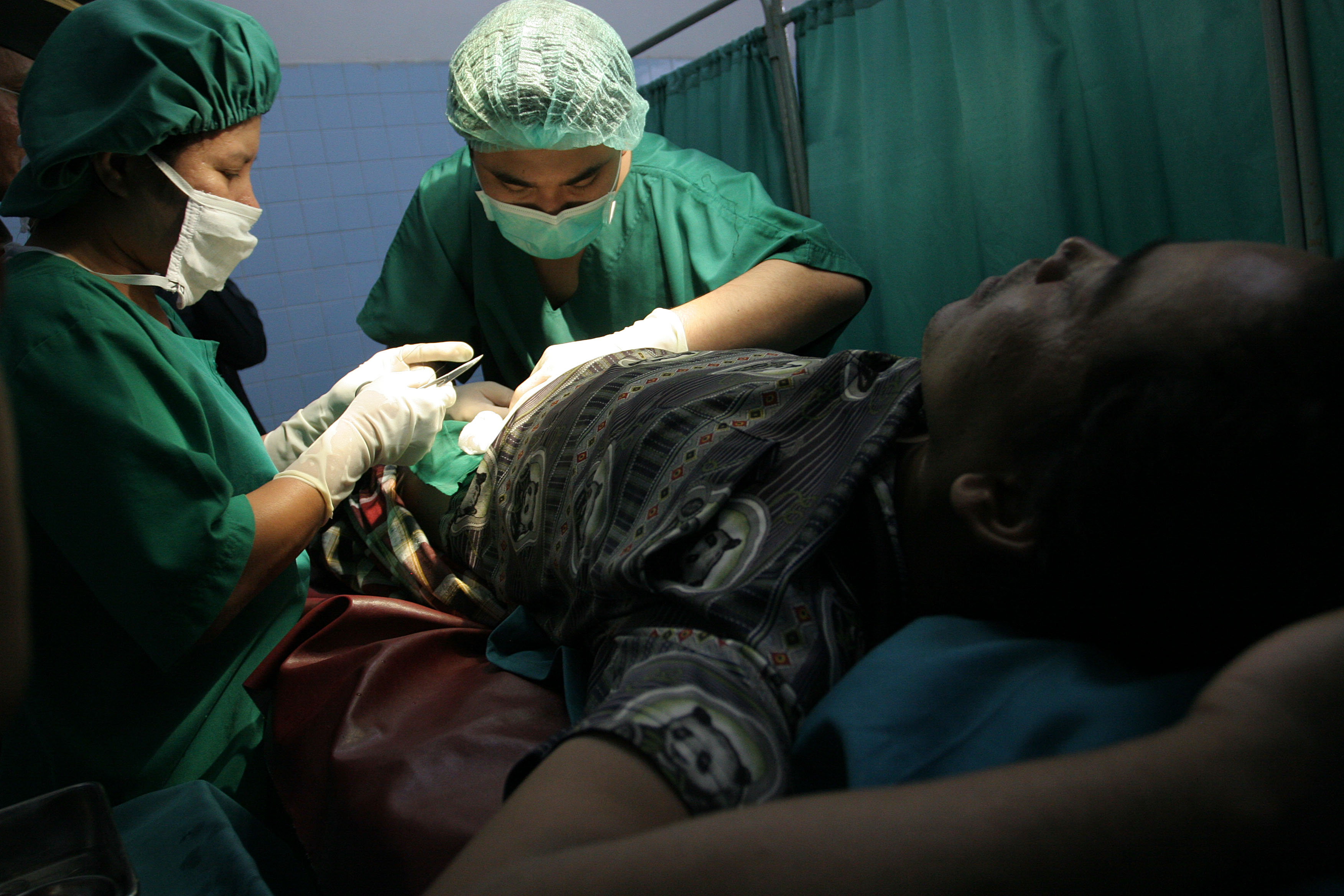 Dokter melakukan vasektomi kepada salah satu peserta KB di klinik KB Susi di Rumah Sakit Tingkat II Putri Hijau Kesdam I/BB di Medan, Sumut.
