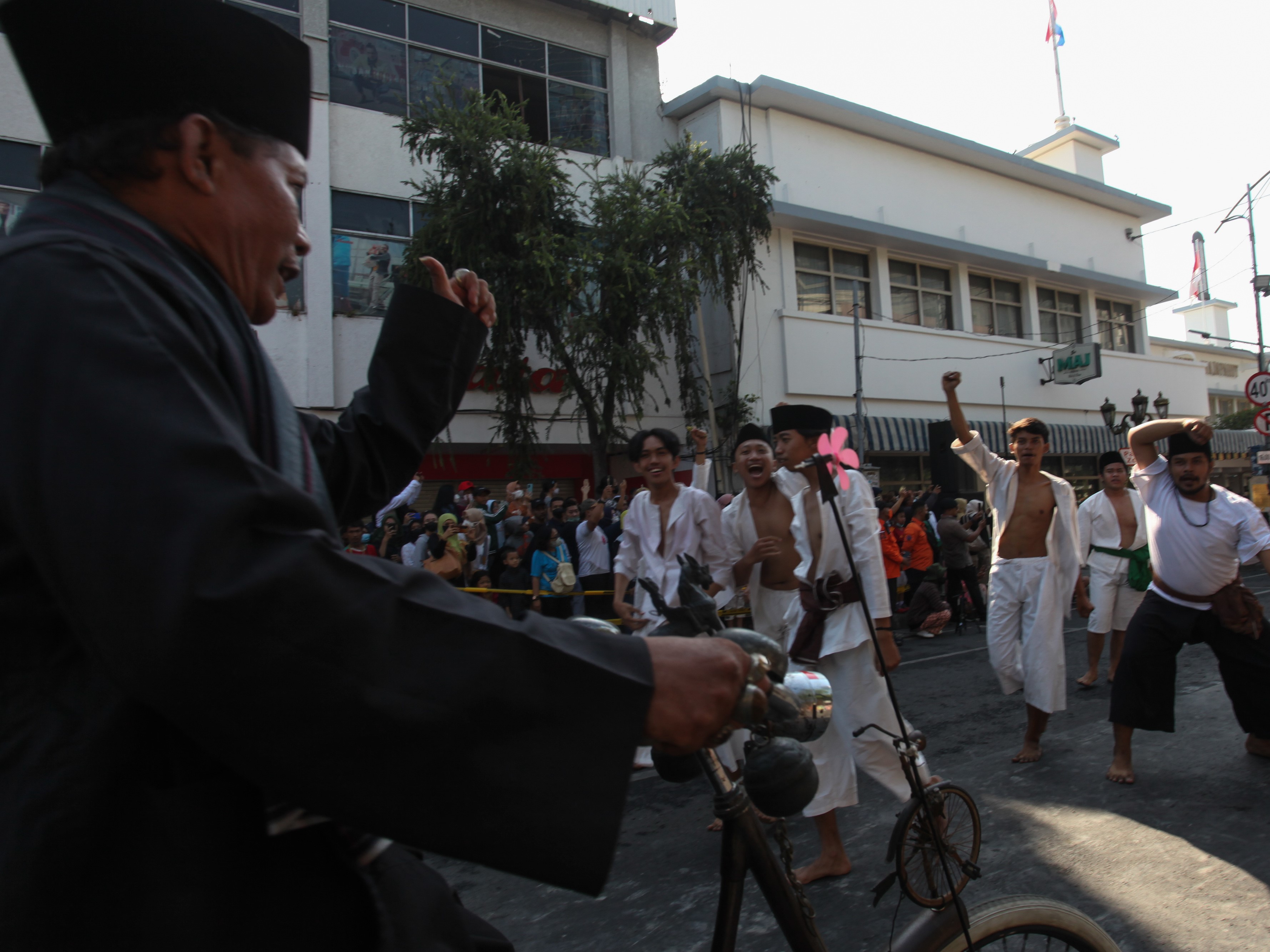 Warga memainkan drama kolosal peringatan peristiwa perobekan bendera Belanda oleh para pejuang di Hotel Majapahit (dulu Hotel Yamato).