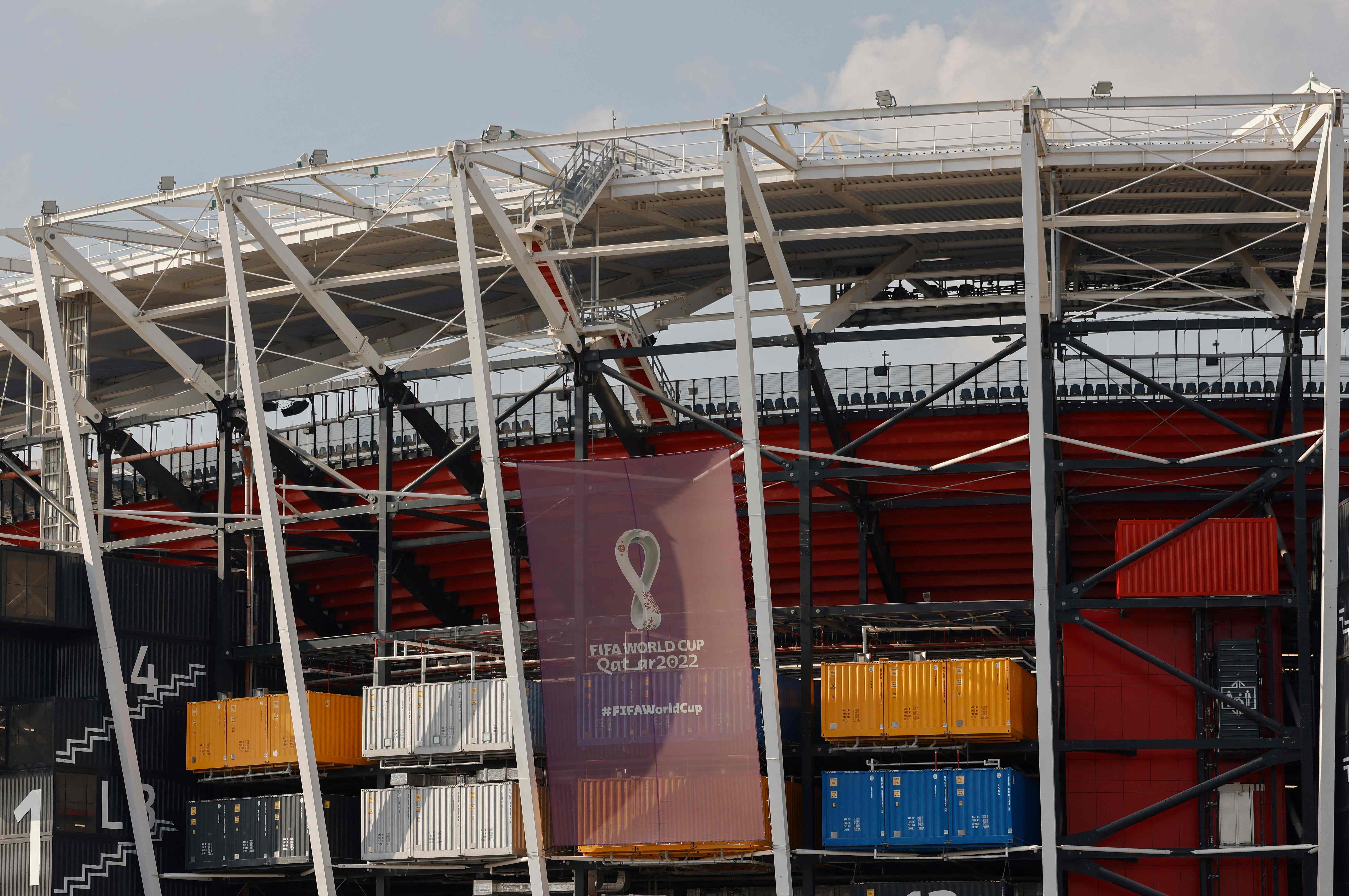 Spanduk yang menampilkan logo Piala Dunia 2022 terlihat di sebuah stadion di Dohaa, Qatar.