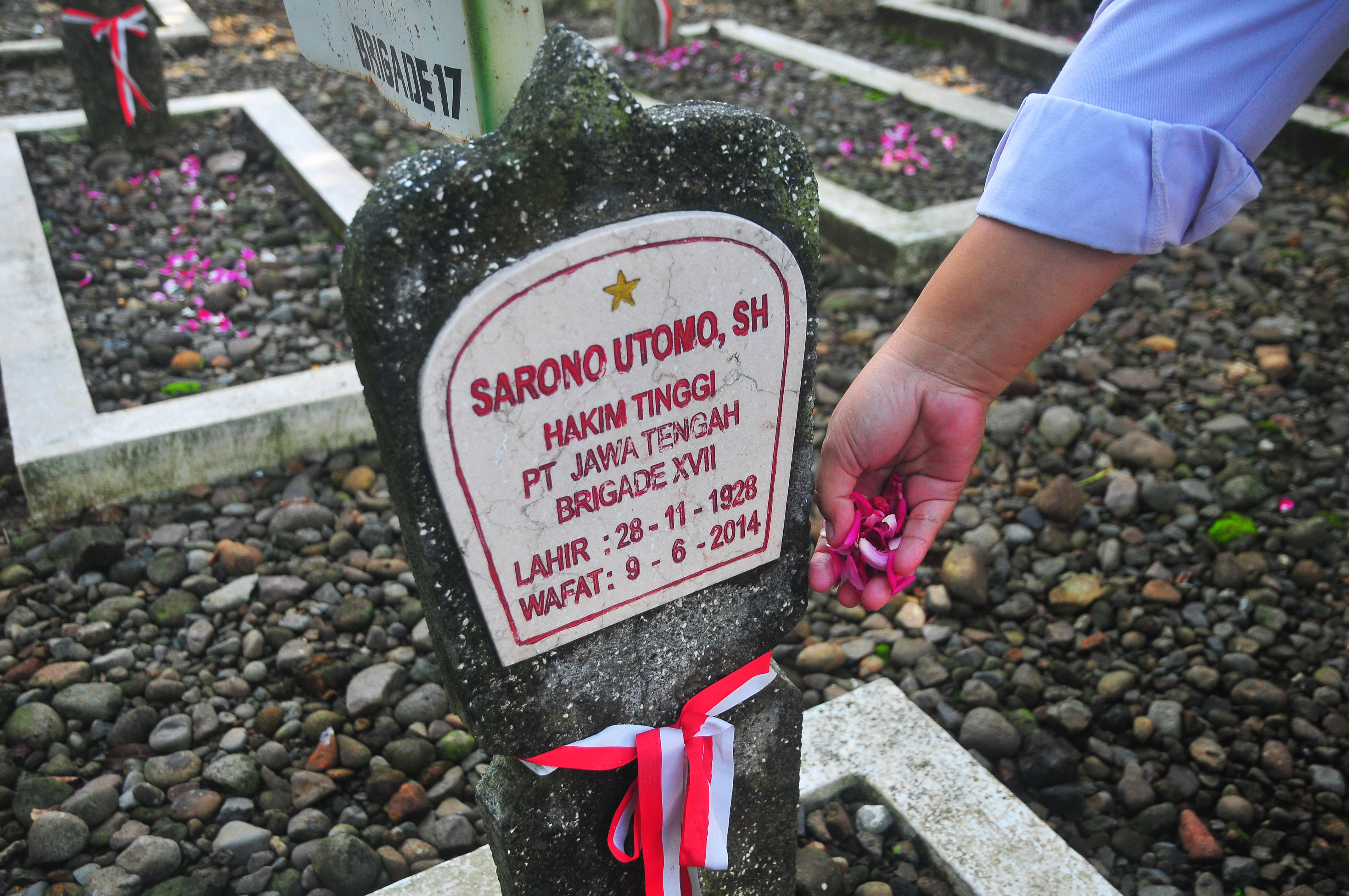 Warga menaburkan bunga saat ziarah di Makam Pahlawan Setya Pertiwi, Kudus, Jawa Tengah, Kamis (10/11/2022). 