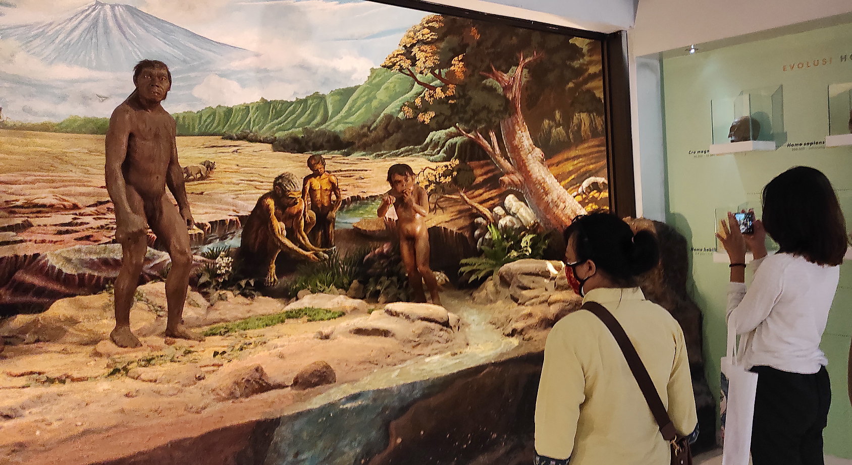  Pengujung melihat diorama manusia purba di Museum Manusia Purba Sangiran ( MMPS) di Sragen, Jawa Tengah,