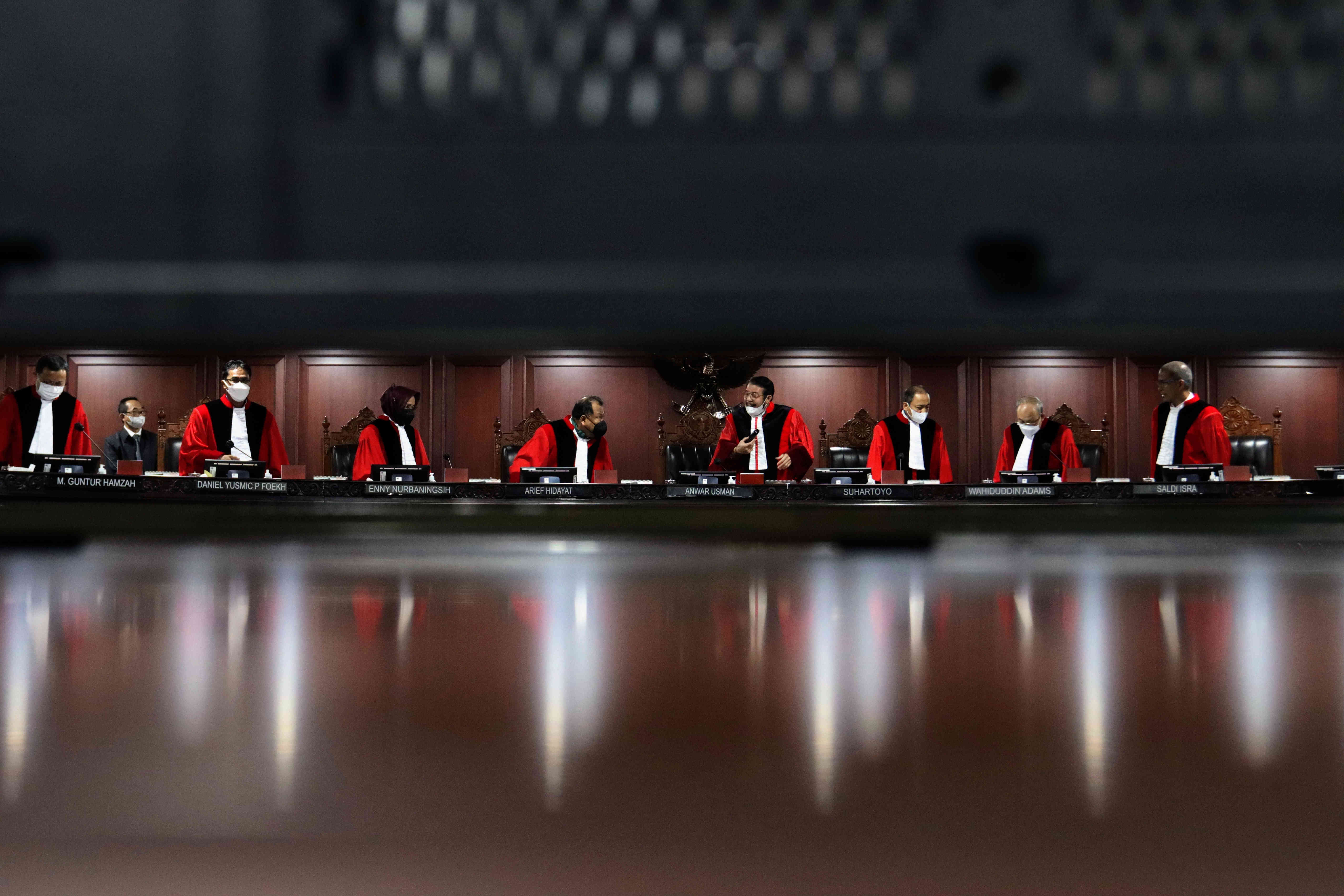  Ketua Mahkamah Konstitusi (MK) Anwar Usman (keempat kanan) tengah memimpin sidang.