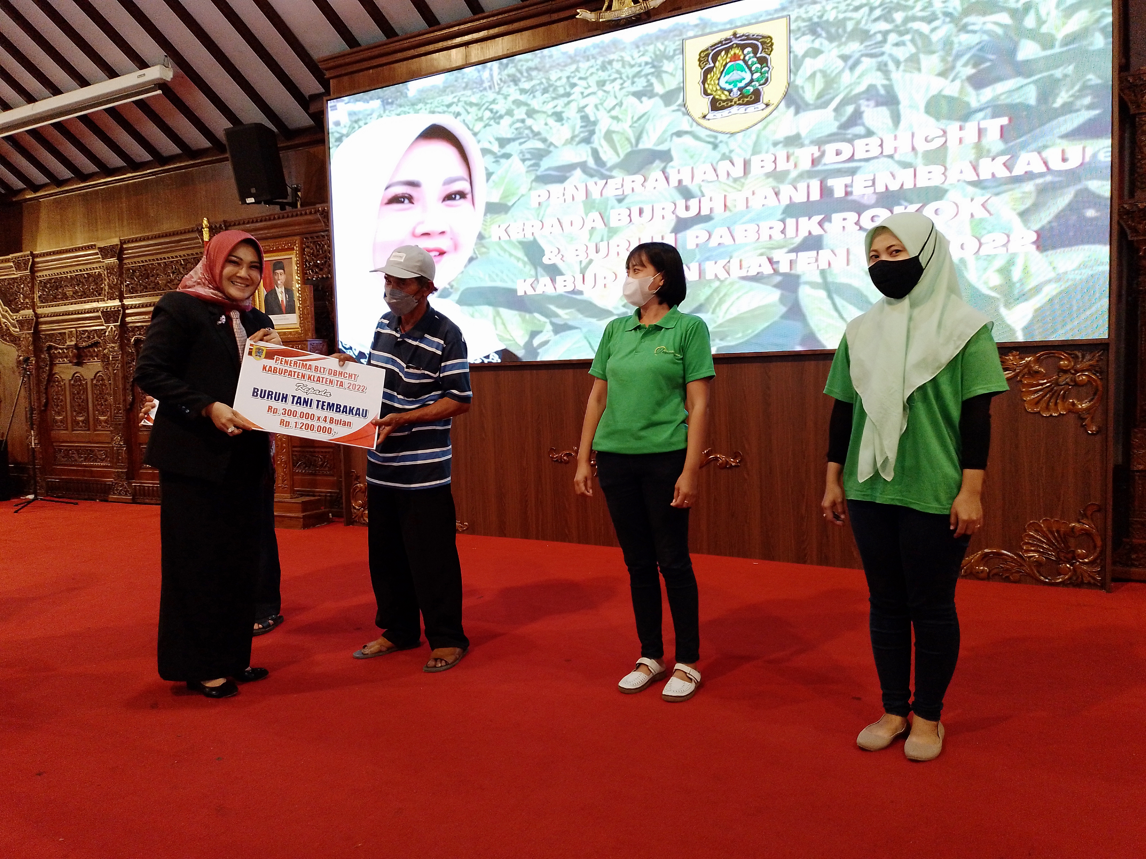 Bupati Klaten Sri Mulyani menyerahkan bantuan langsung tunai dana bagi hasil cukai hasil tembakau