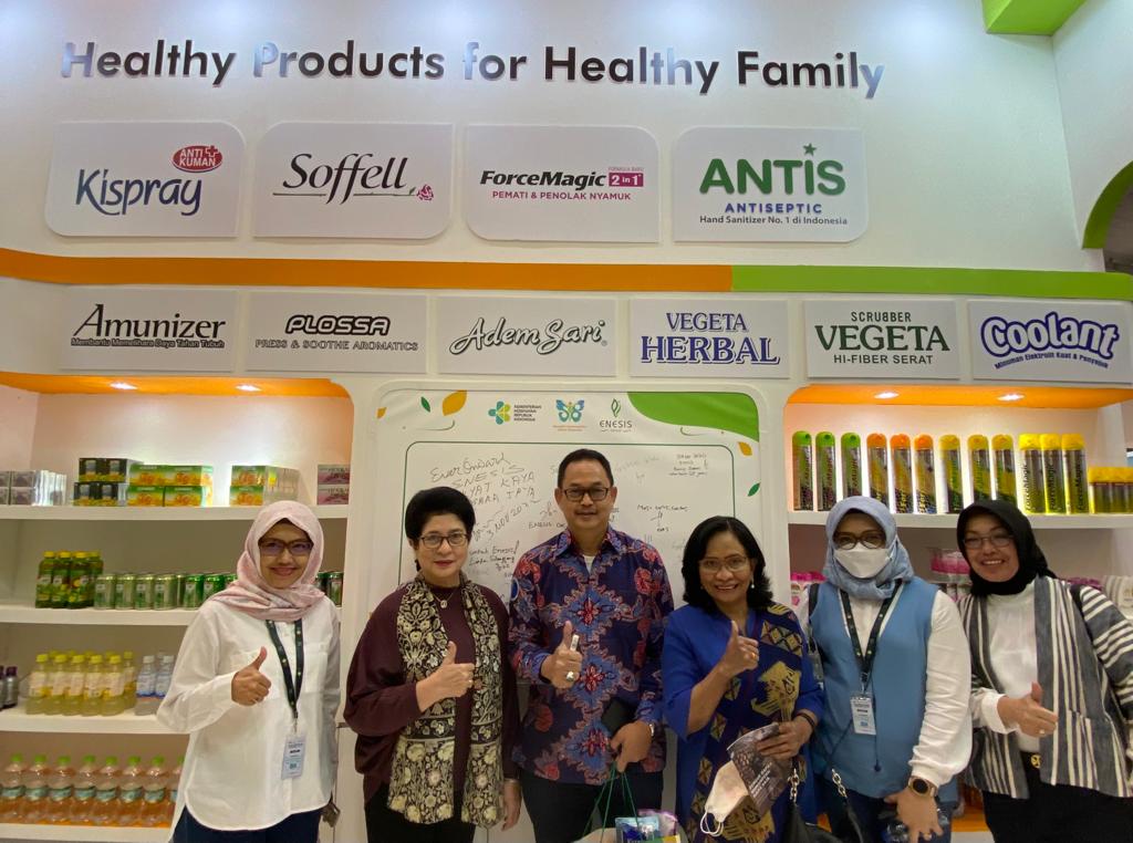Nila Moeloek, Menkes 2014-2019, (kedua dari kiri) yang turut meninjau stand pameran dari Enesis Group.