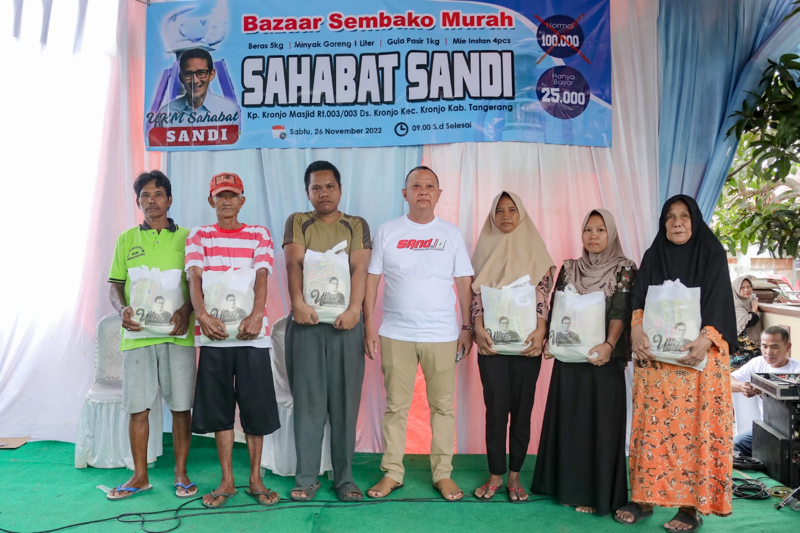 Sahabat Sandi Kabupaten Tangerang menggelar pasar murah bahan pokok di Desa Kronjo, Kabupaten Tangerang, Banten, Sabtu (26/11/2022)
