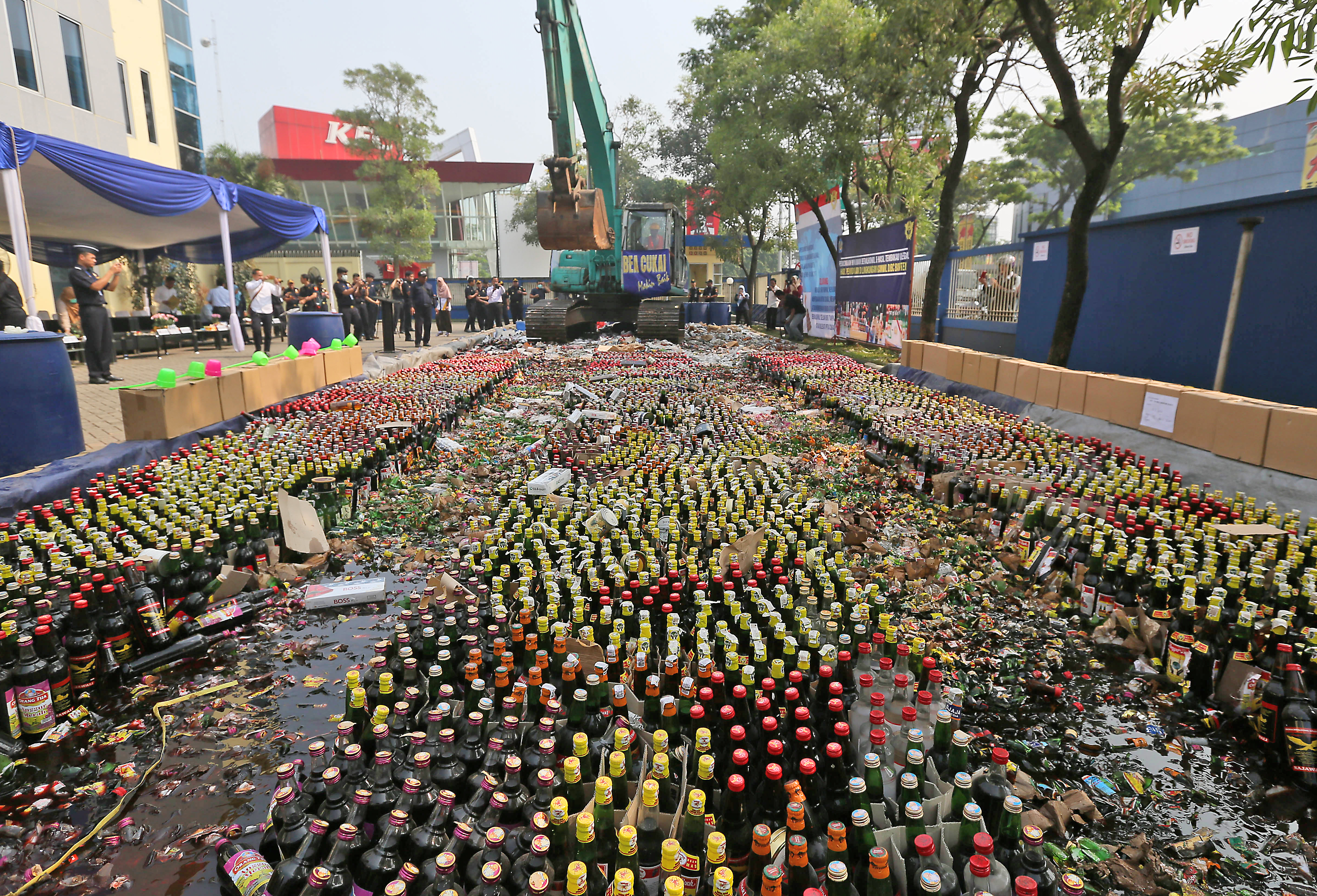 Ilustrasi pemusnahan minuman beralkohol