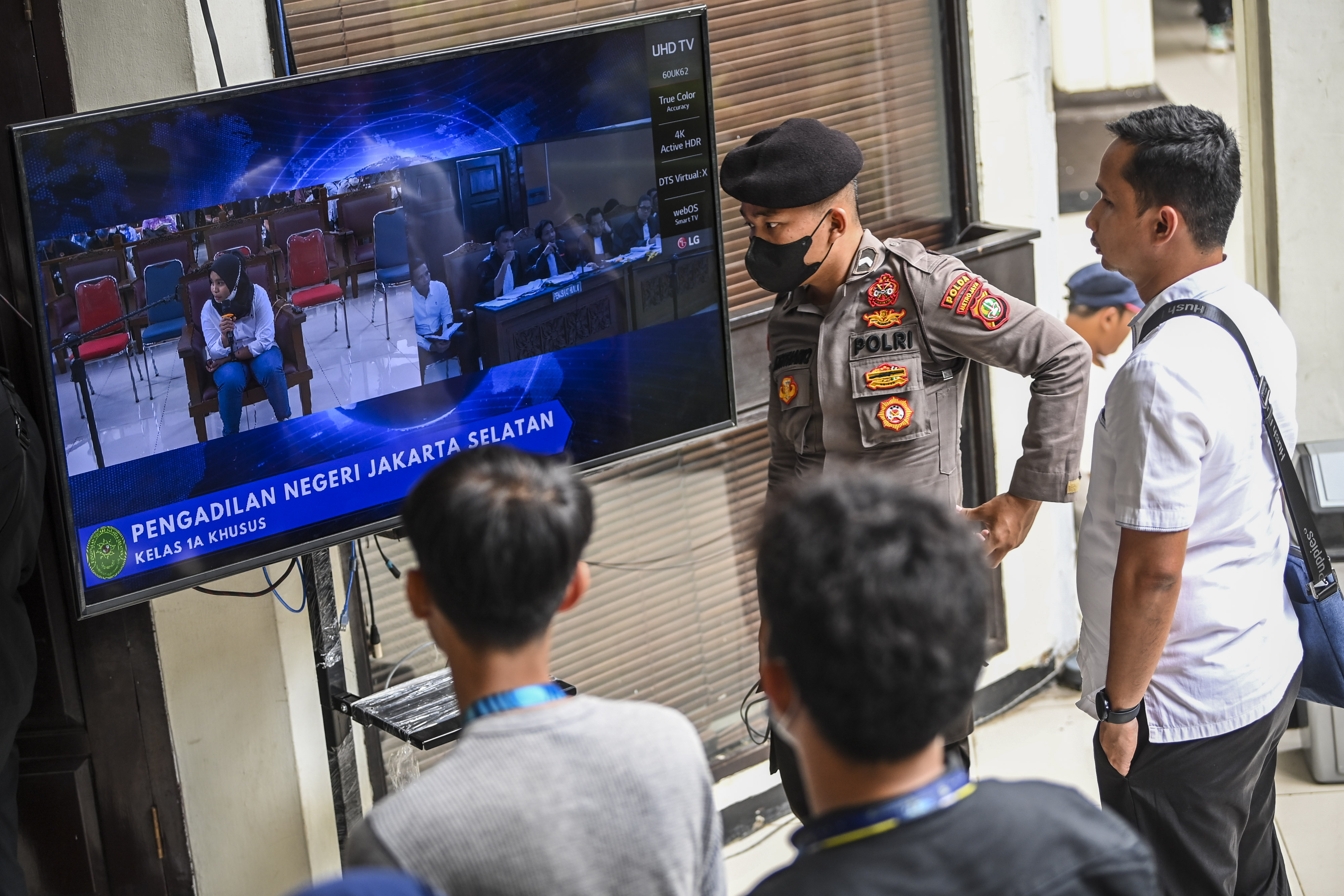 Layar televisi menyiarkan sidang lanjutan kasus pembunuhan Brigadir J dengan terdakwa Bharada Eliezer di PN Jaksel.