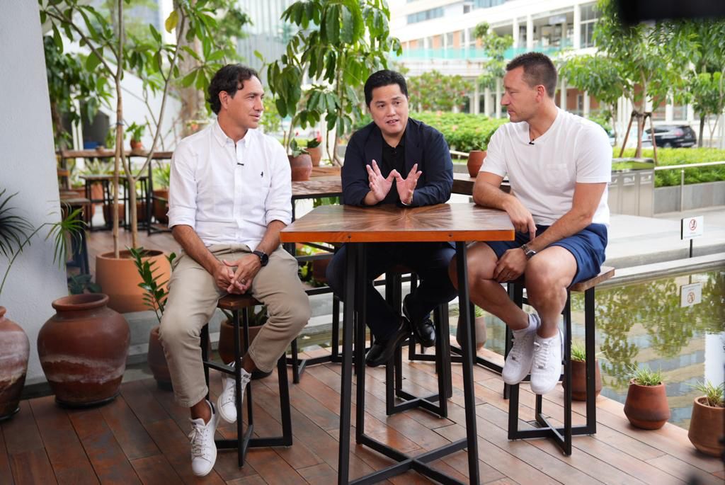 Menteri BUMN Erick Thohir saat menemani John Terry dan Alessandro Nesta.
