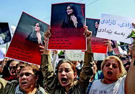 Demonstrasi protes atas kematian Mahsa Amini di luar kantor PBB di Arbil, Irak.