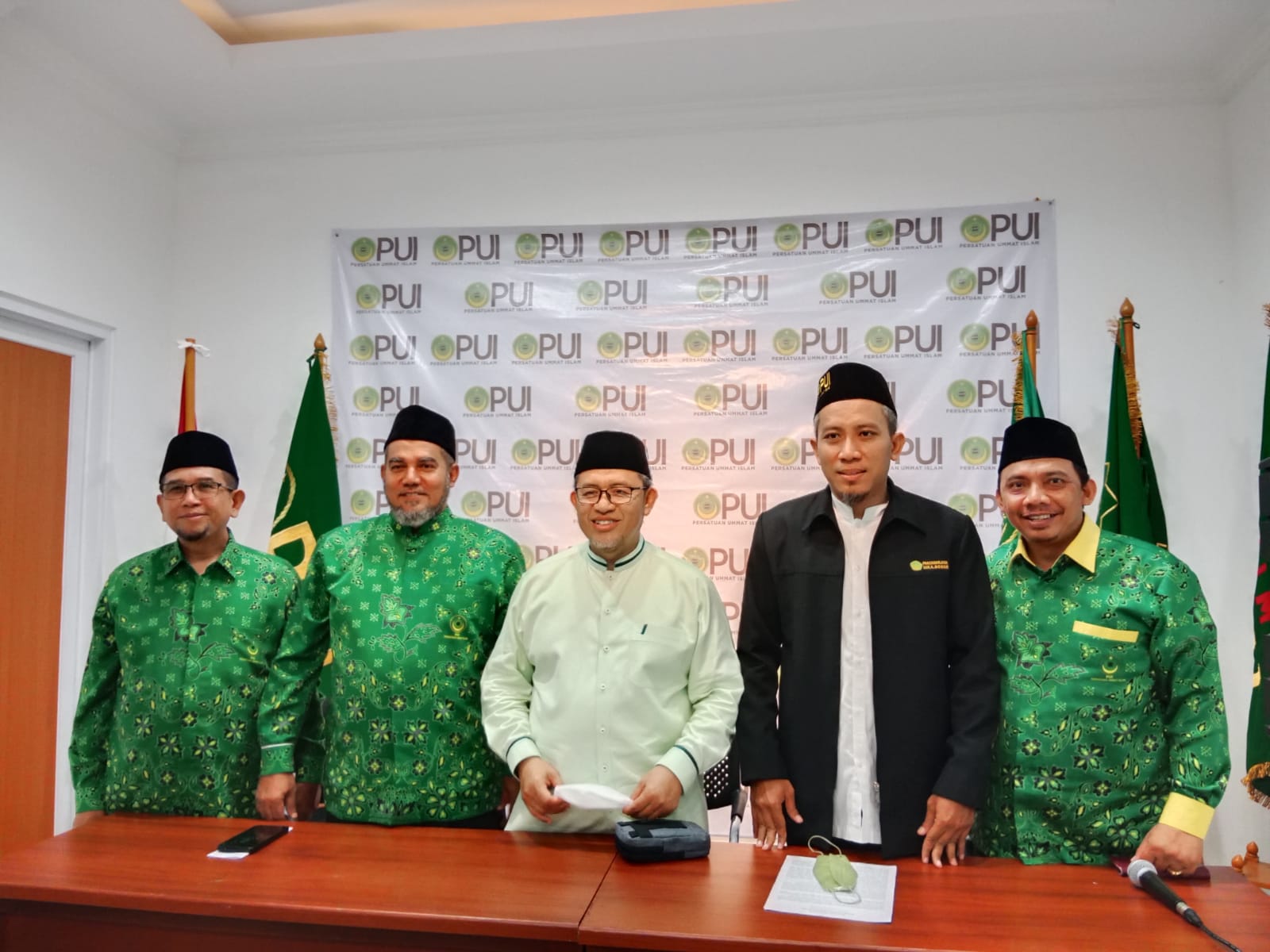 Ketua Majelis Syura PUI KH. Dr. Ahmad Heryawan, M.Si atau Kang Aher (tengah). 