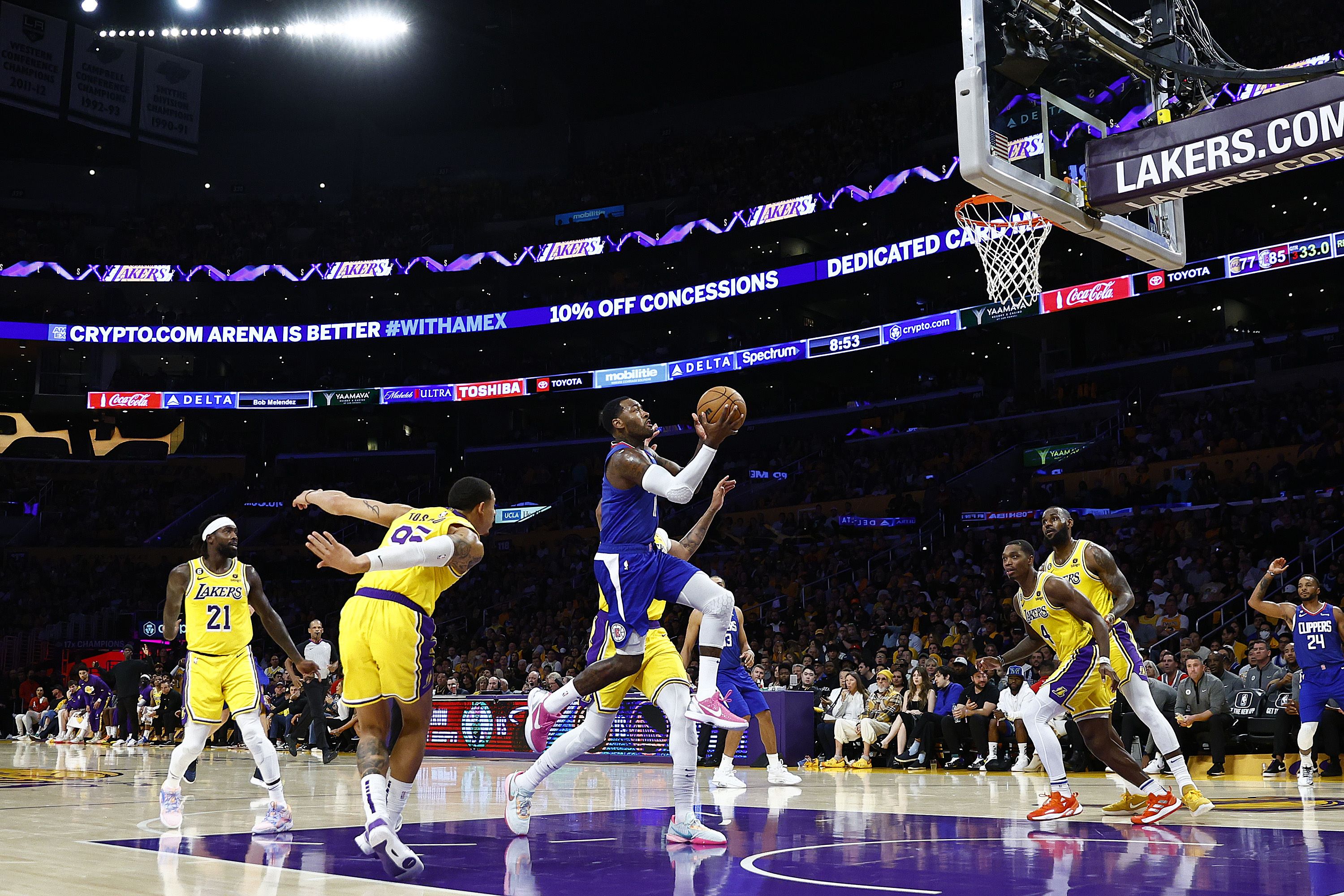 Laga NBA antara LA Lakers (kaus kuning) dan LA Clippers (kaus biru) di Crypto.com Arena, Los Angeles, California, AS, Kamis (20/10). 