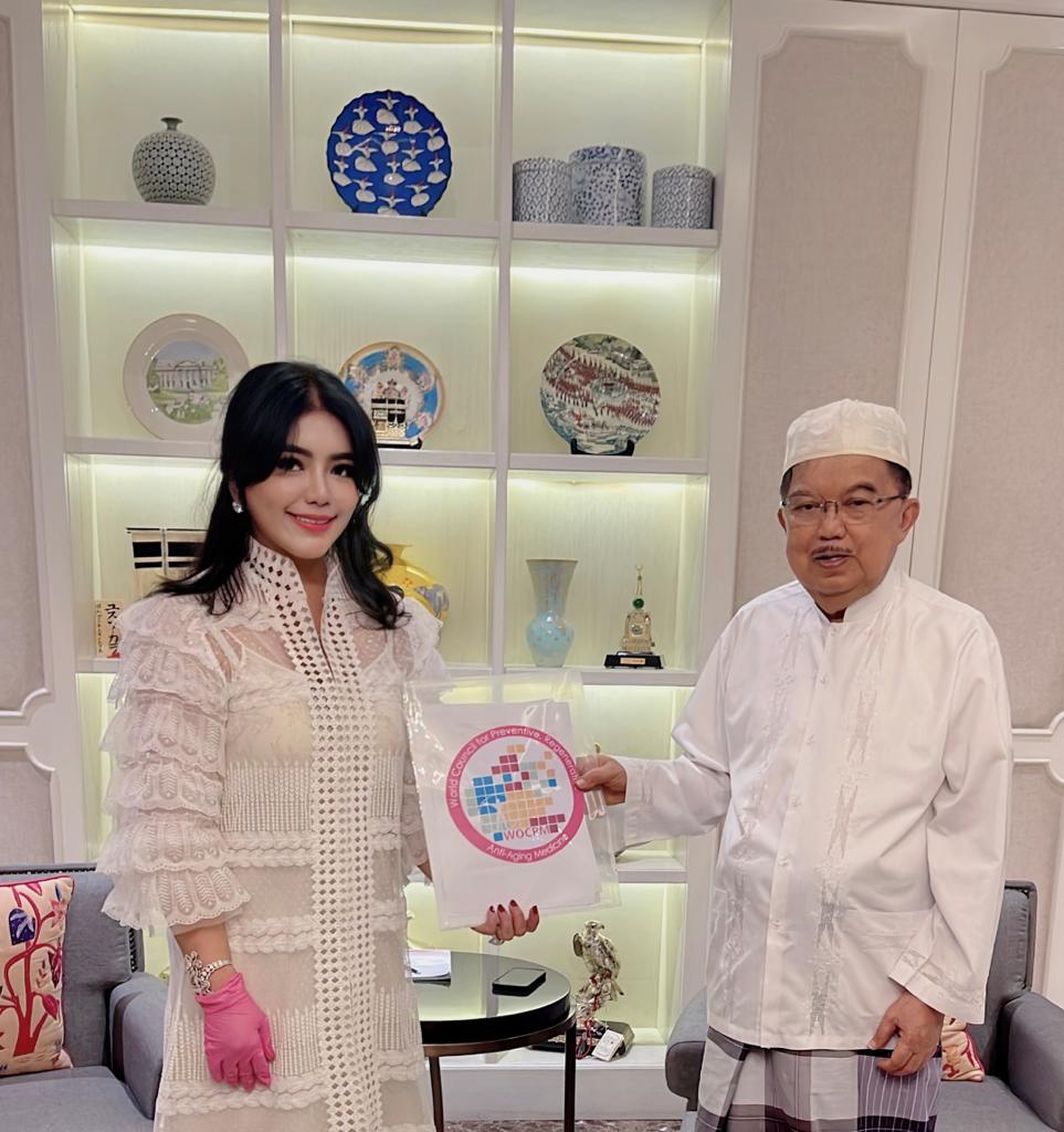 Pertemuan  Presiden Badan Akreditasi Anti-aging Dunia Prof. dr. Deby Vinski, MSc, PhD, dengan Jusuf Kalla di Jakarta, baru-baru ini. 