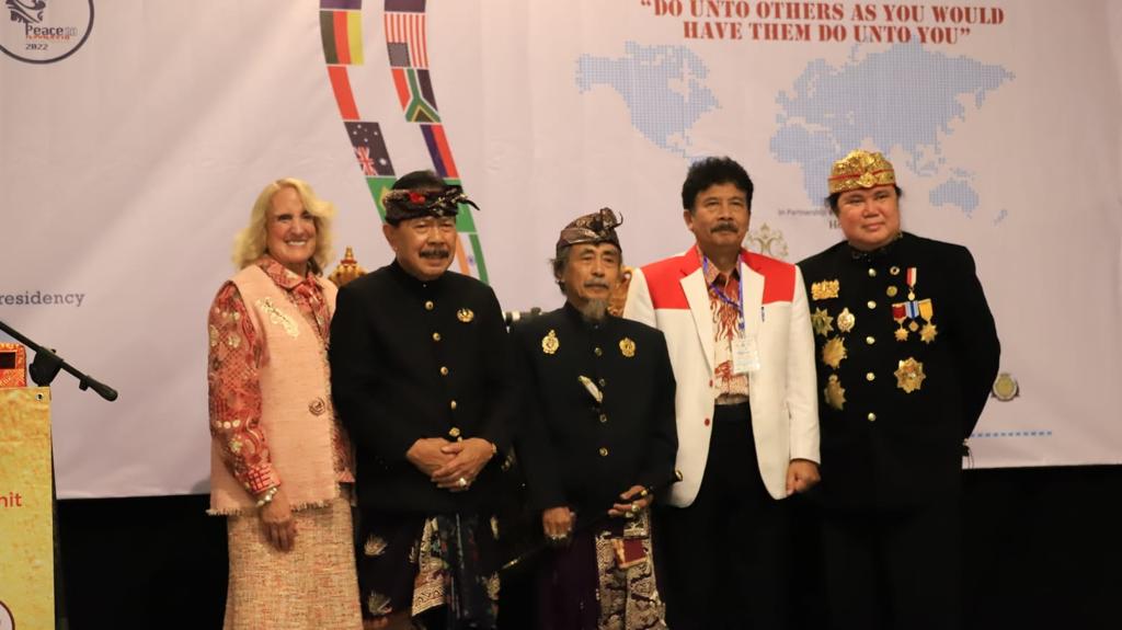  Ketua BPIP Prof. Drs. K.H. Yudian Wahyudi, M.A., Ph.D. berpose bersama peserta Peace International Summit 2022 di Bali.