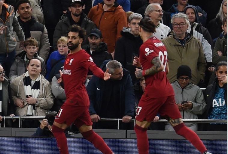Penyerang Liverpool Mohamed Salah (kiri) melakukan selebrasi usai mencetak gol ke gawang Tottenham Hotspur.