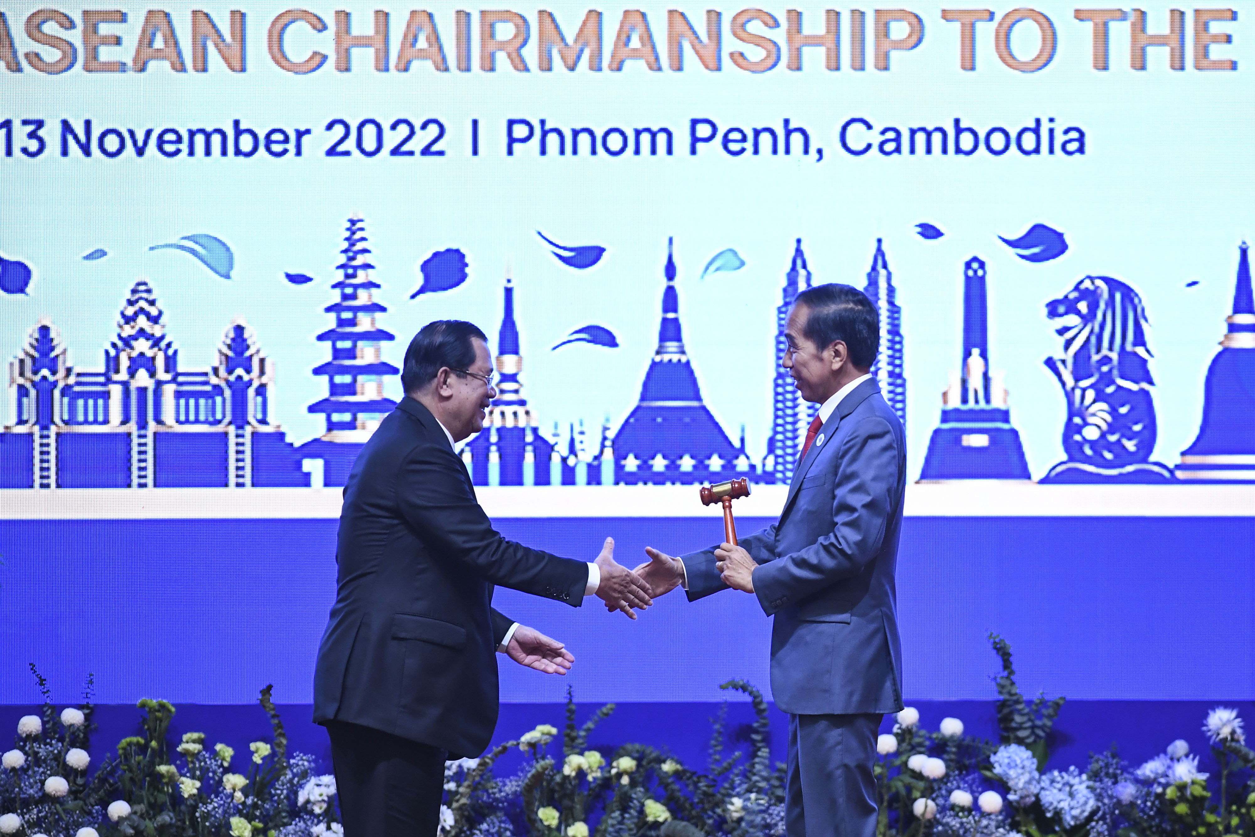 residen Joko Widodo (kanan) menerima palu dari PM Kamboja Hun Sen saat upacara penutupan Konferensi KTT Asean sekaligus penyerahan keketuaan