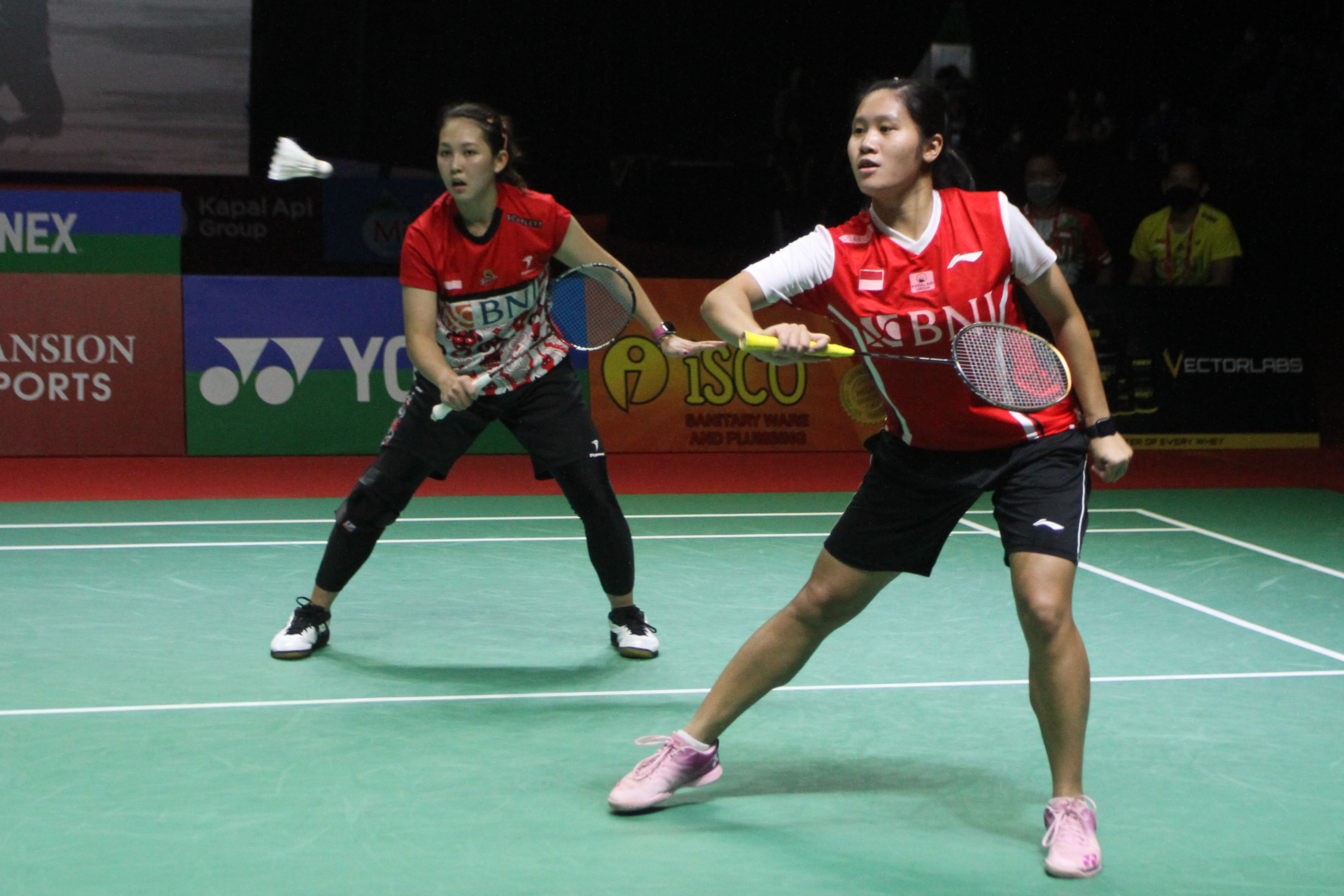 Ganda putri Indonesia Ribka Sugiarto/Lanny Mayasari saat berlaga.