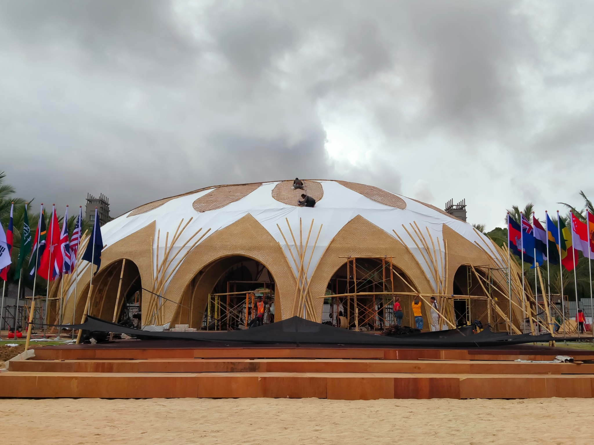Proses pengerjaan Bamboo Dome, tempat santap siang pimpinan G20.